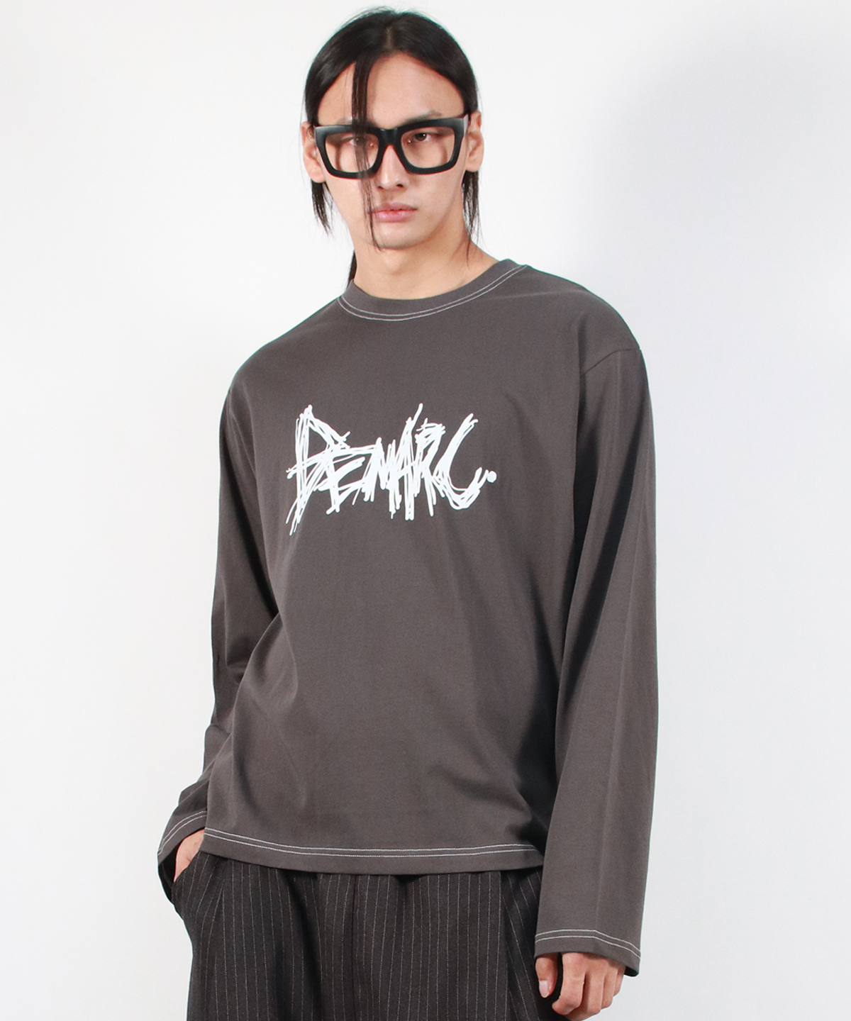 드마크(DEMARC) M GRAFFITI LOGO TEXT BOXY LONG SLEEVE - Charcoal