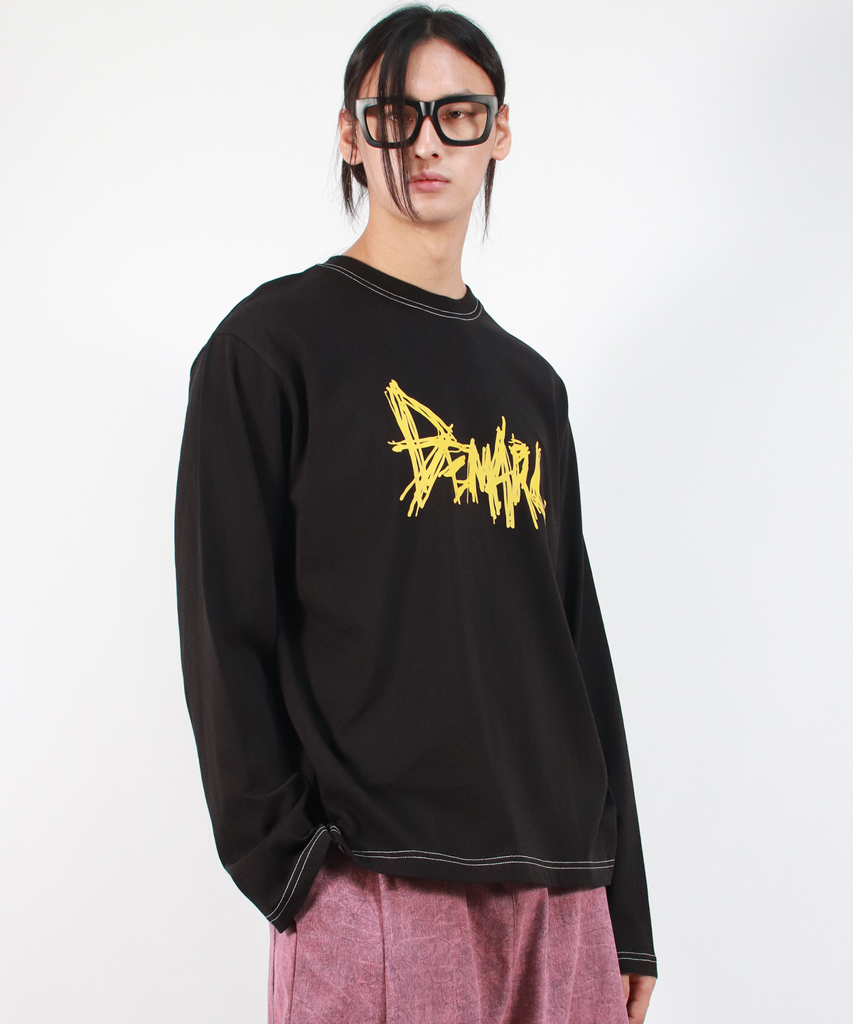 드마크(DEMARC) M GRAFFITI LOGO TEXT BOXY LONG SLEEVE - Black