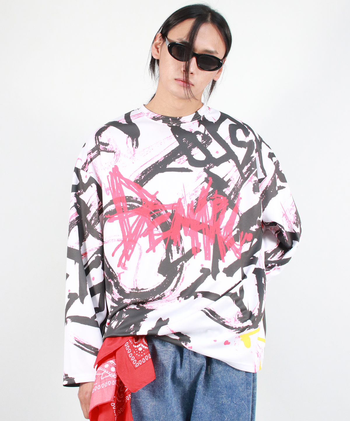 드마크(DEMARC) M STREET GRAFFITI LOGO TEXT OVERSIZED T-SHIRT - Black