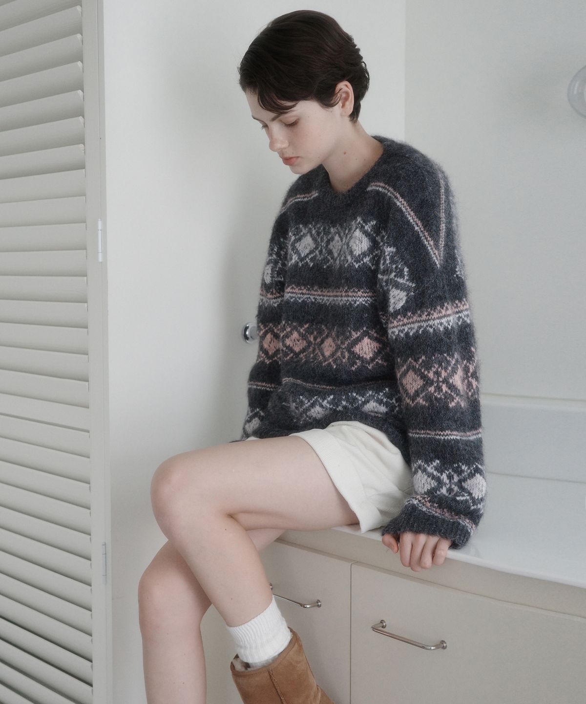 웬즈데이오아시스 포 우먼(WEDNESDAYOASISFORWOMEN) 스노우필드 라운드 니트_CHARCOAL(WC25-KN75)
