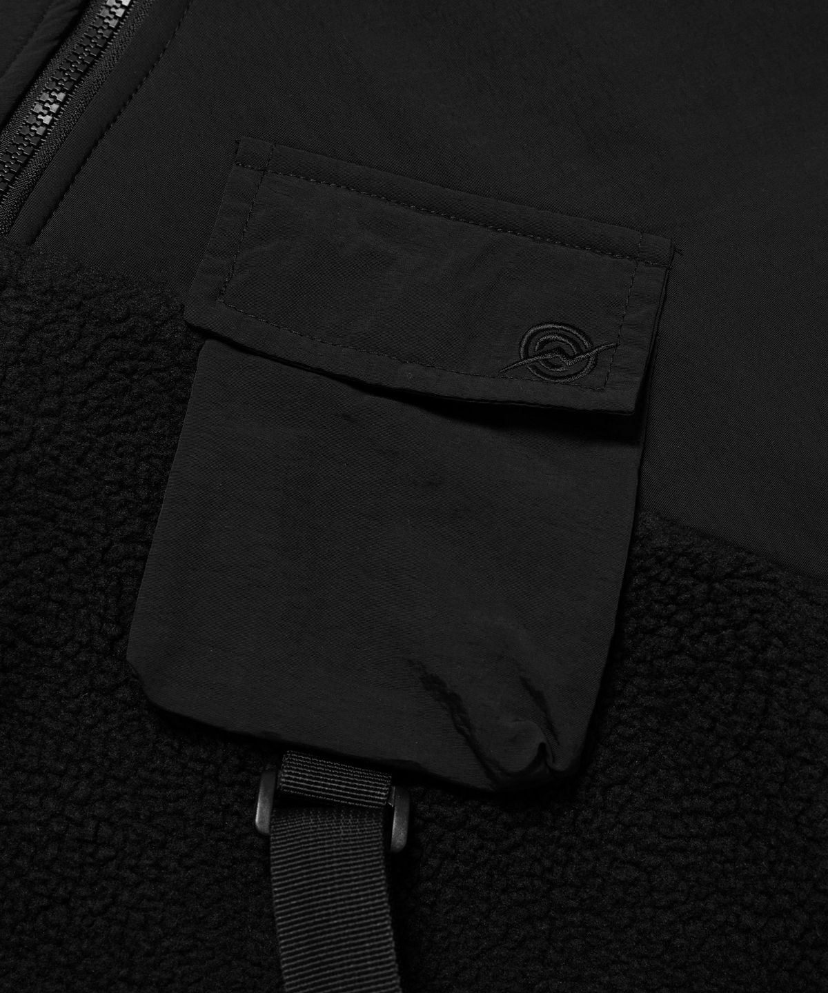칼라파타르(KALAPATTHAR) KP LOGO MULTI POCKET STRAP HEAVY FLEECE JACKET - BLACK