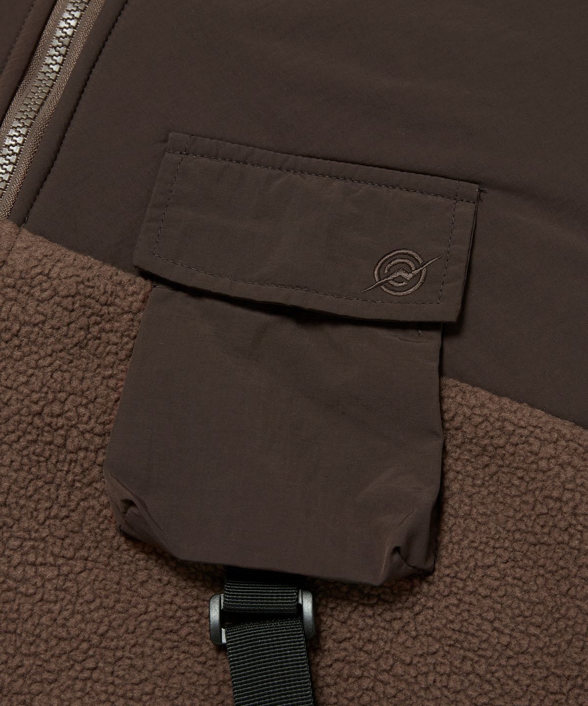 칼라파타르(KALAPATTHAR) KP LOGO MULTI POCKET STRAP HEAVY FLEECE JACKET - BROWN