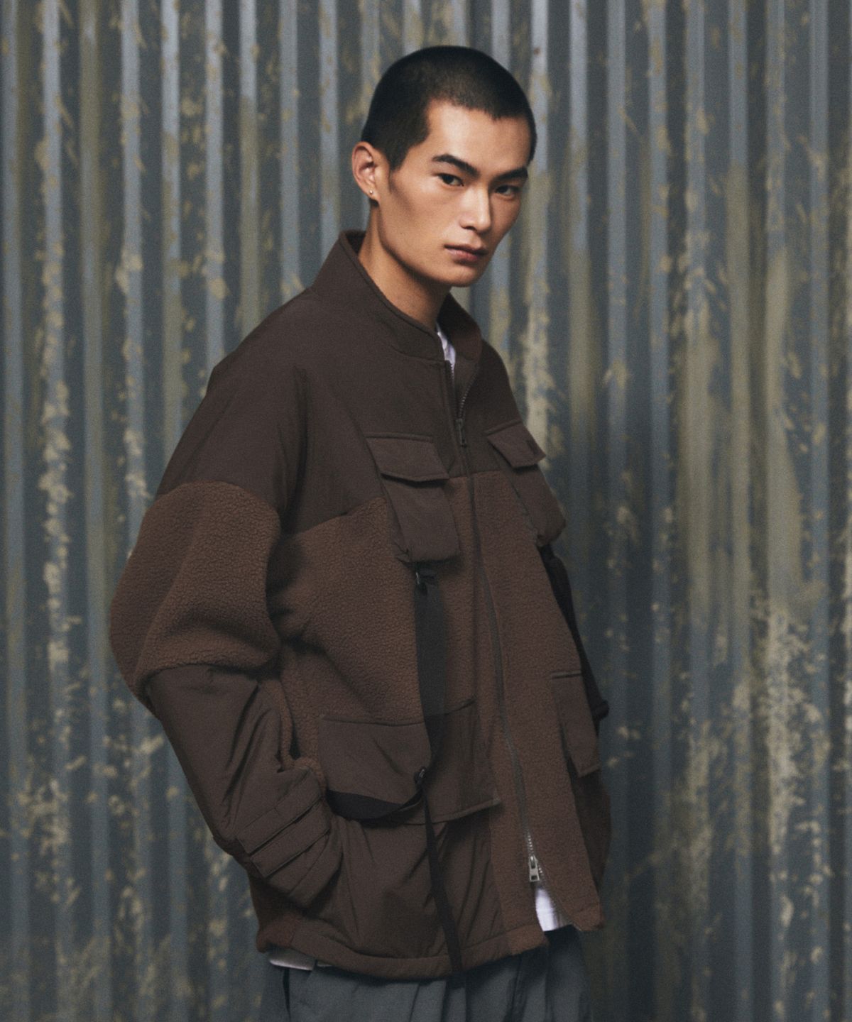 칼라파타르(KALAPATTHAR) KP LOGO MULTI POCKET STRAP HEAVY FLEECE JACKET - BROWN