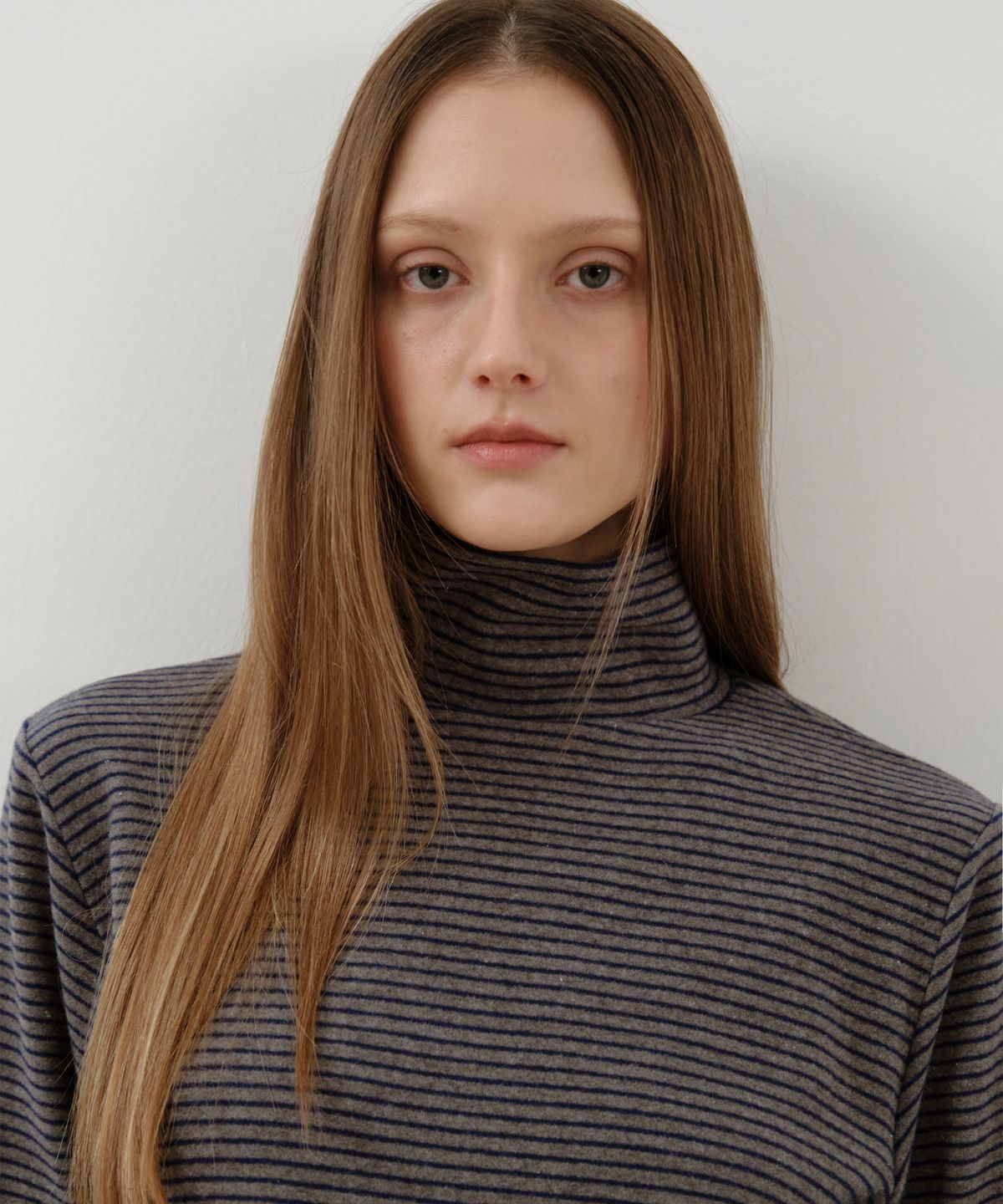 웬즈데이오아시스 포 우먼(WEDNESDAYOASISFORWOMEN) 퍼즈 스트라이프 터틀넥 티_NAVY(W25-TP51)