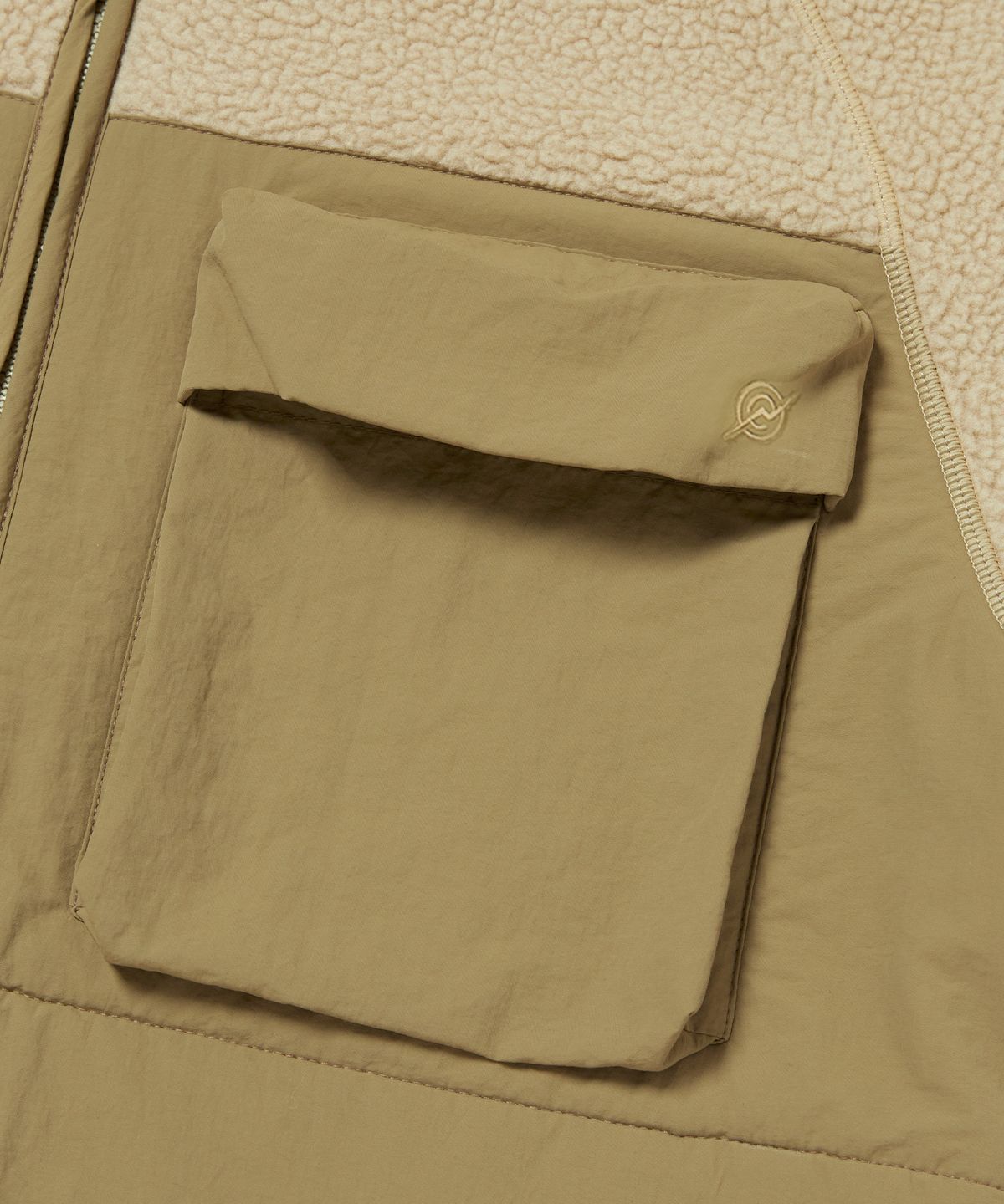 칼라파타르(KALAPATTHAR) KP LOGO UTILITY POCKET HEAVY FLEECE JACKET - BEIGE