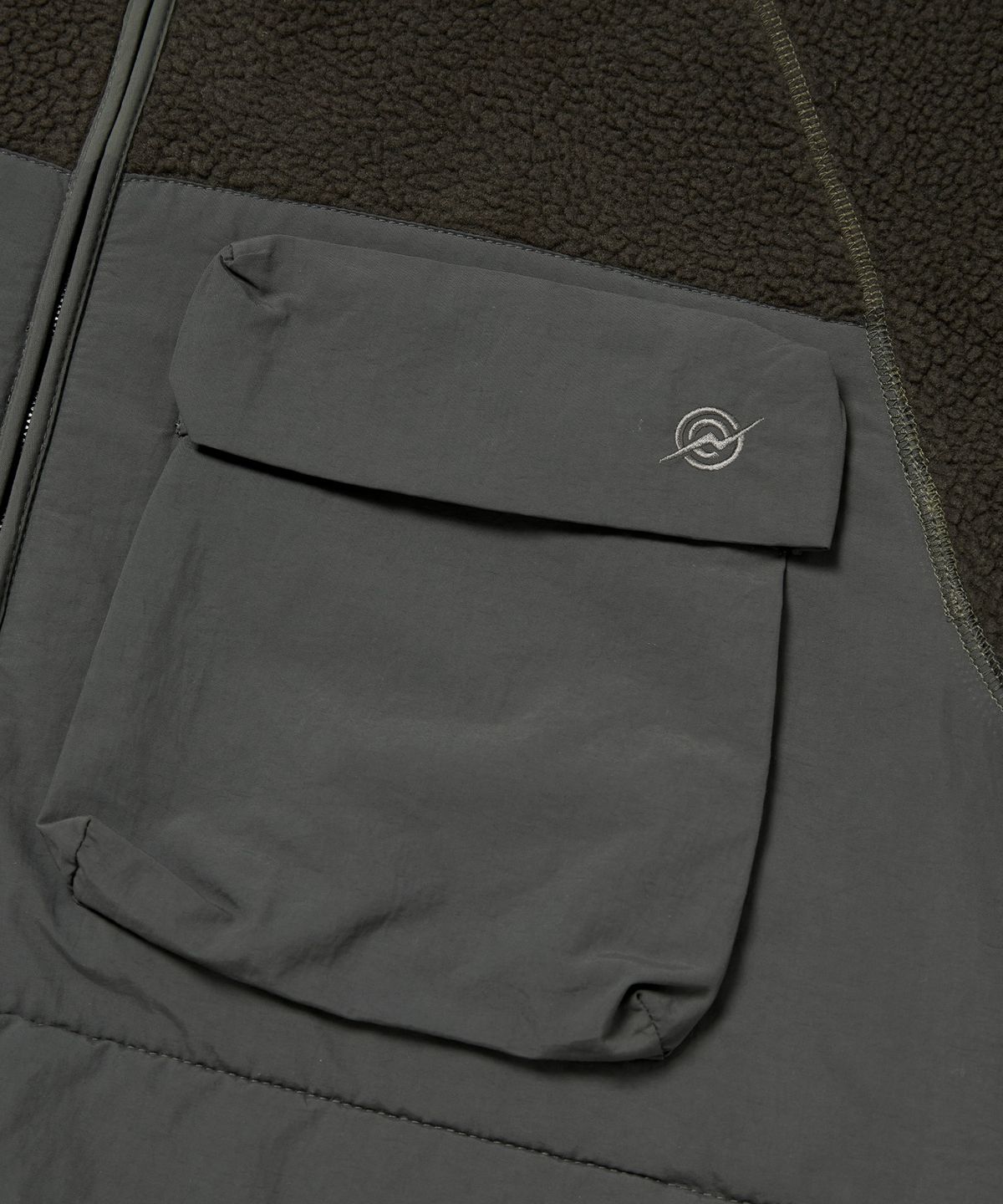 칼라파타르(KALAPATTHAR) KP LOGO UTILITY POCKET HEAVY FLEECE JACKET - KHAKI