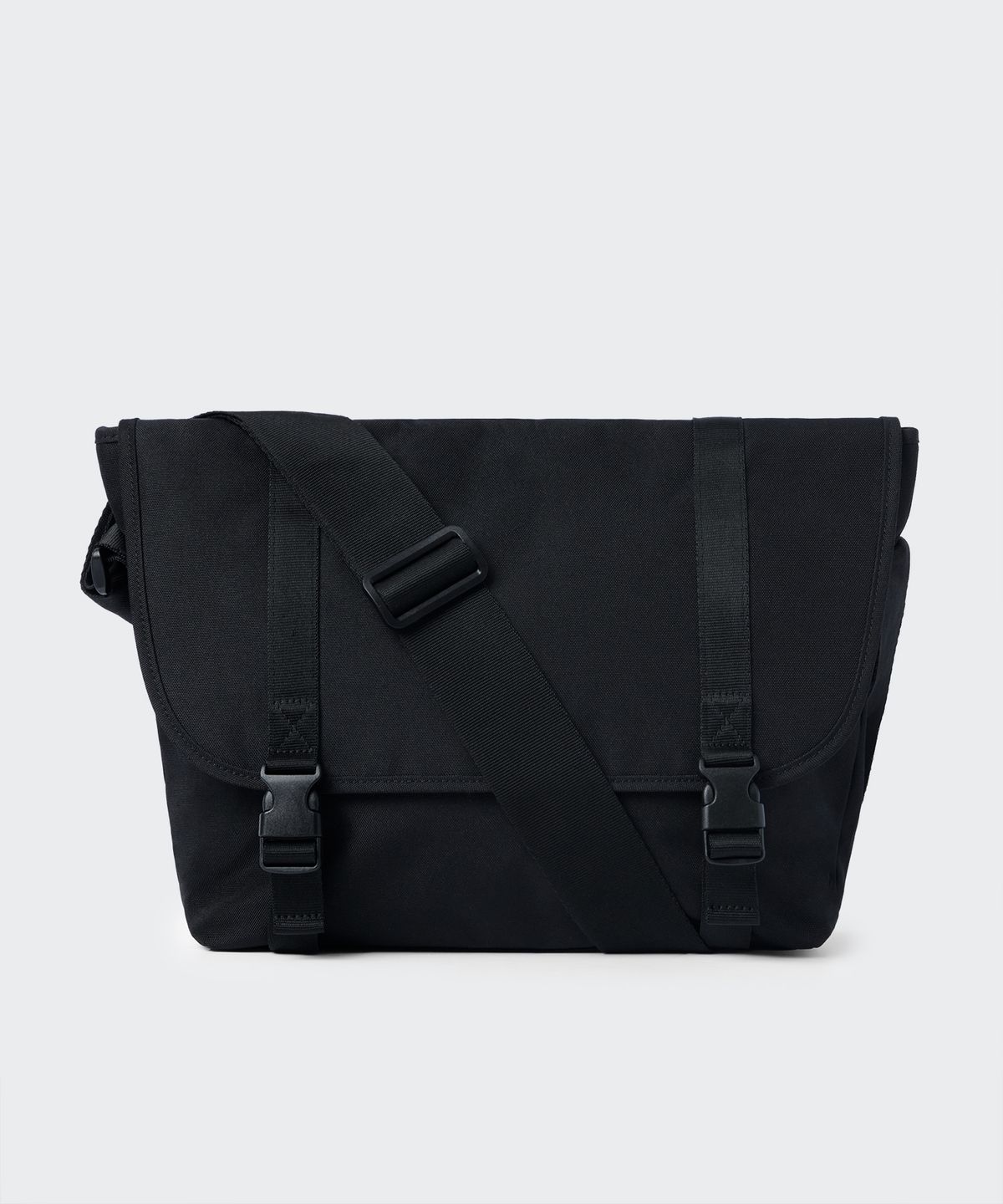무신사 스탠다드(MUSINSA STANDARD) [기묘한 이야기 컬래버] 배지 메신저 백 [블랙]