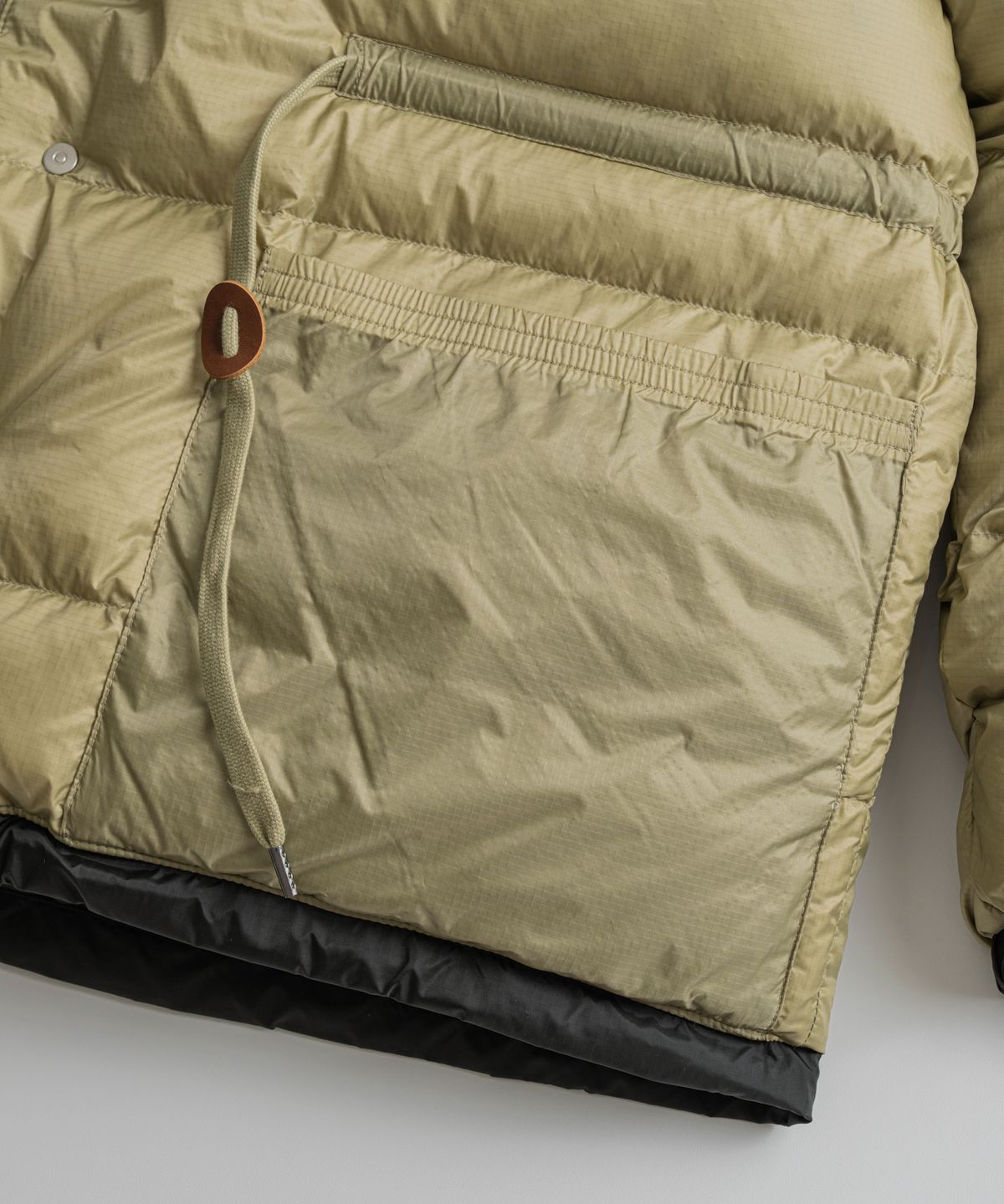 비헤비어(BEHEAVYER) SIERRA DUCK DOWN PARKA black/l.olive