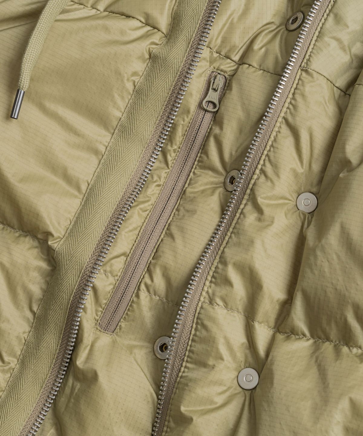 비헤비어(BEHEAVYER) SIERRA DUCK DOWN PARKA black/l.olive