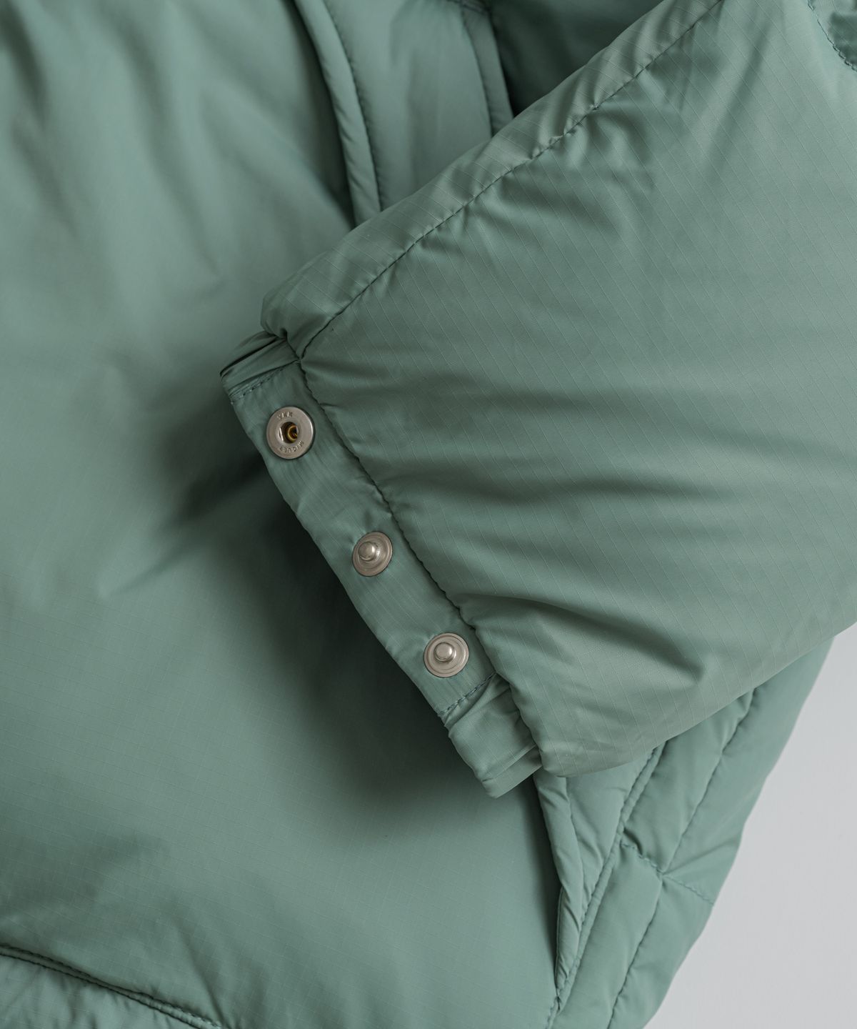 비헤비어(BEHEAVYER) SIERRA DUCK DOWN PARKA sage green/tan