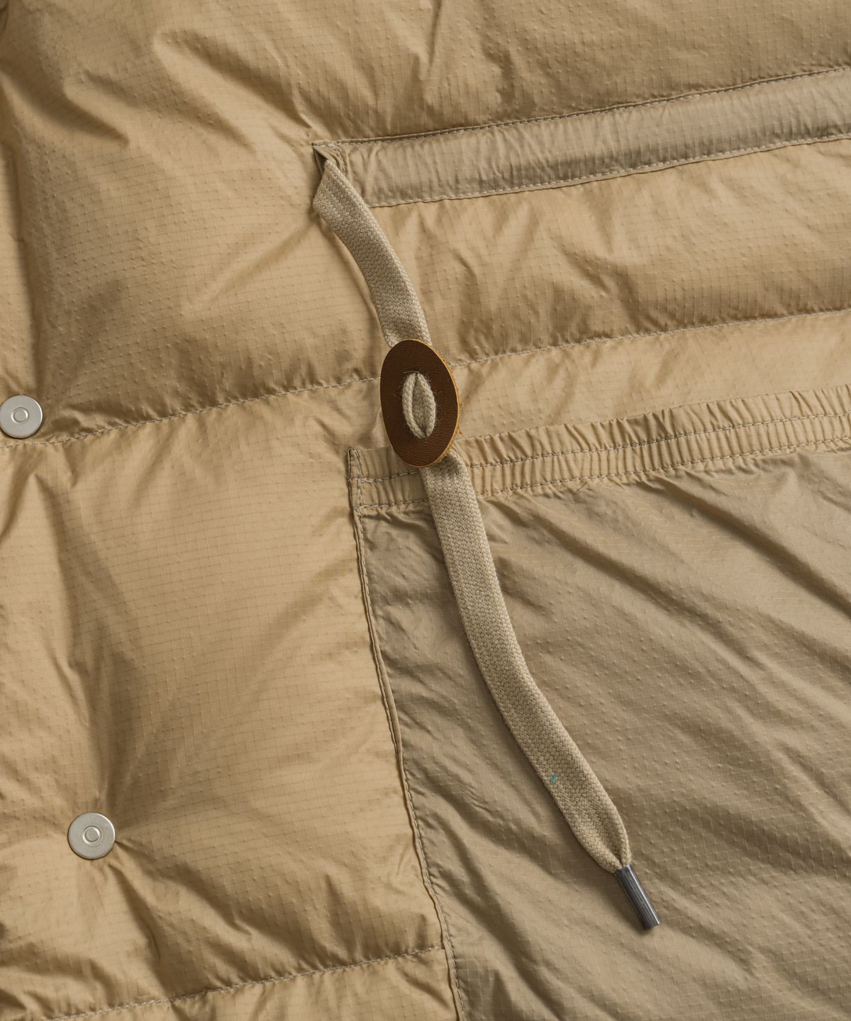 비헤비어(BEHEAVYER) SIERRA DUCK DOWN PARKA sage green/tan
