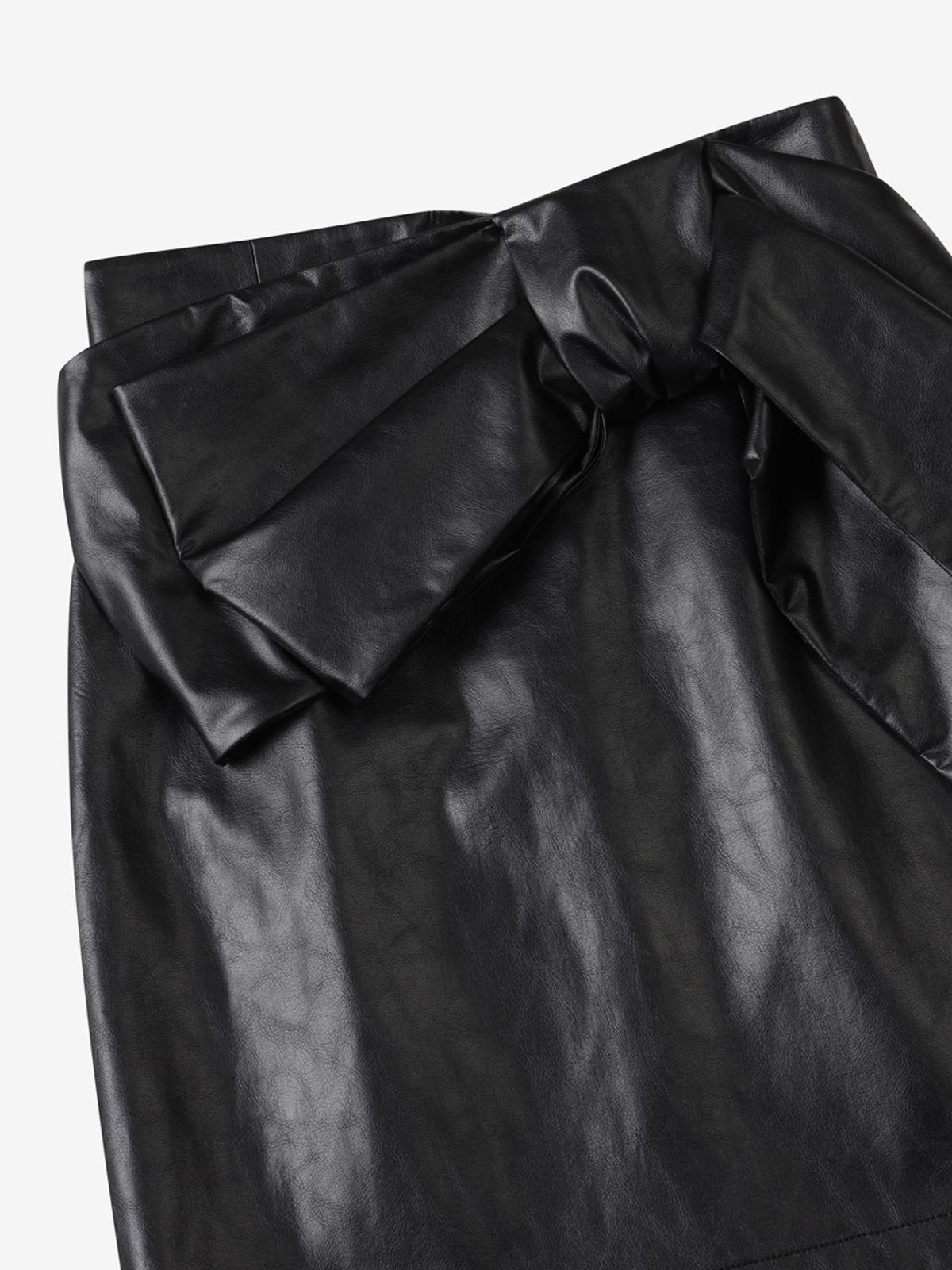 엘유브이엠(LUVM) FAKE LEATHER RIBBON MINI SKIRT_BLACK