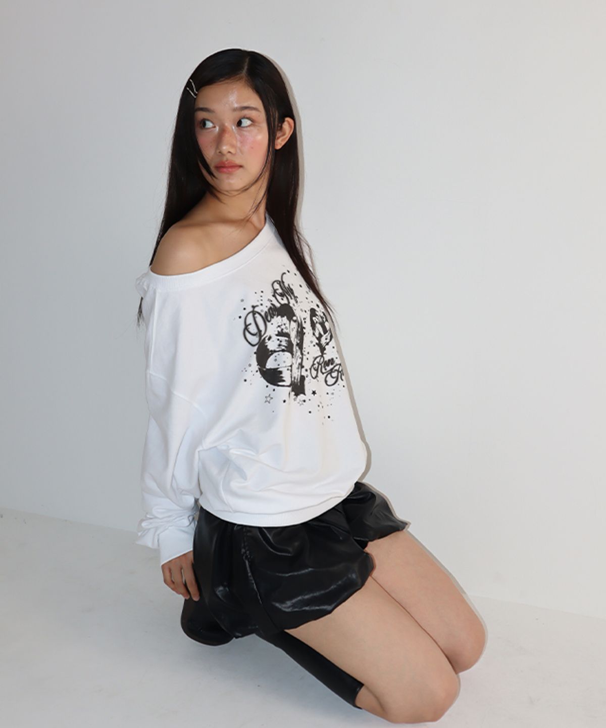 론론(RONRON) URBAN OFF SHOULDER SWEATSHIRT WHITE