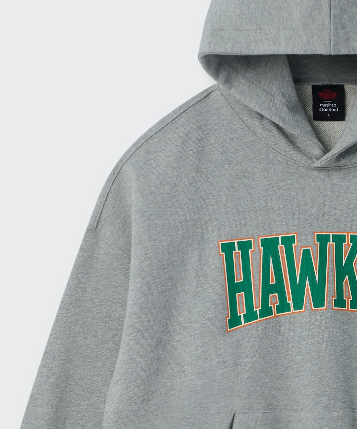 무신사 스탠다드(MUSINSA STANDARD) [기묘한 이야기 컬래버] HAWKINS HIGH SCHOOL 후디드 스웨트셔츠 [미디엄 그레이]