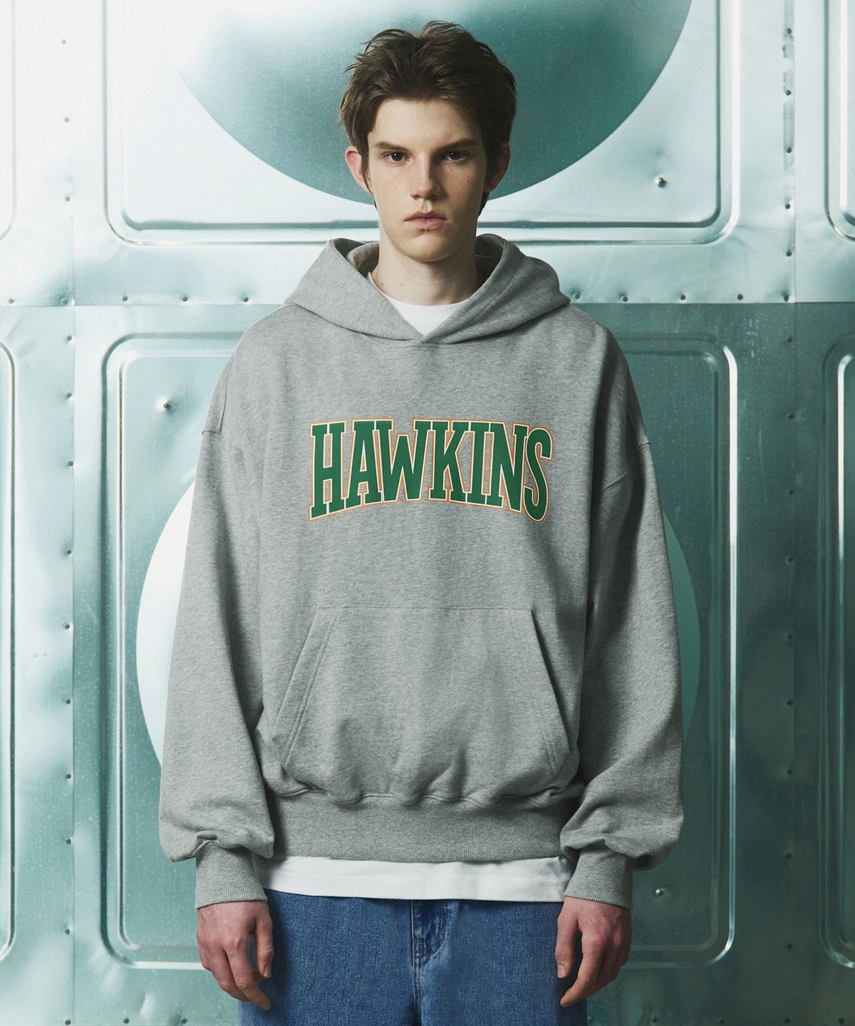 무신사 스탠다드(MUSINSA STANDARD) [기묘한 이야기 컬래버] HAWKINS HIGH SCHOOL 후디드 스웨트셔츠 [미디엄 그레이]
