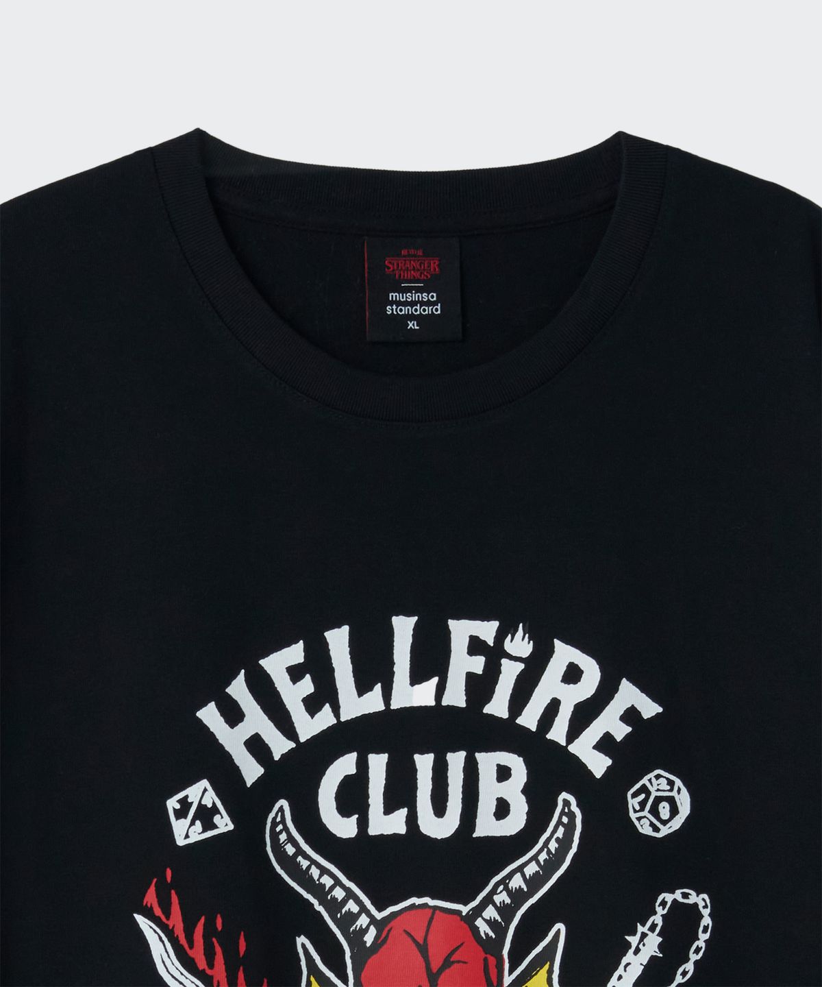 무신사 스탠다드(MUSINSA STANDARD) [기묘한 이야기 컬래버] HELLFIRE CLUB 티셔츠 1 [블랙]