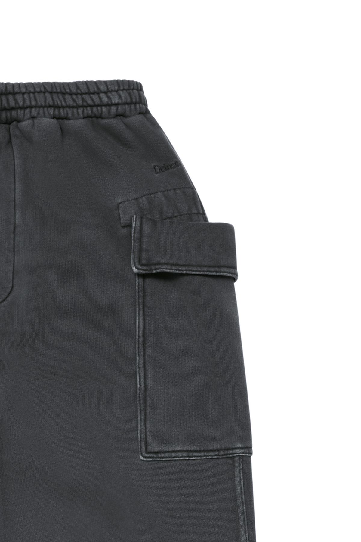 다이닛(DEINET) MUDDY CARGO SWEAT PANTS IN CHARCOAL