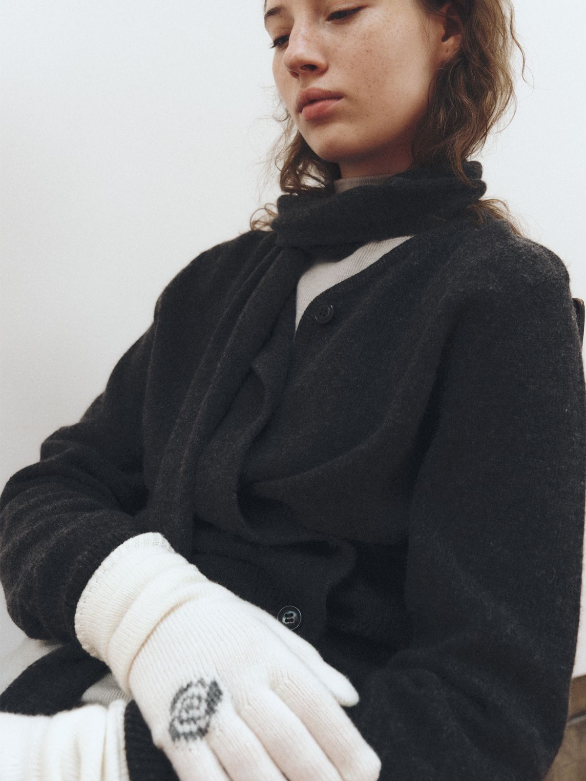 리플레인(REPLAIN) CASHMERE BLEND ROSE GLOVES_IVORY
