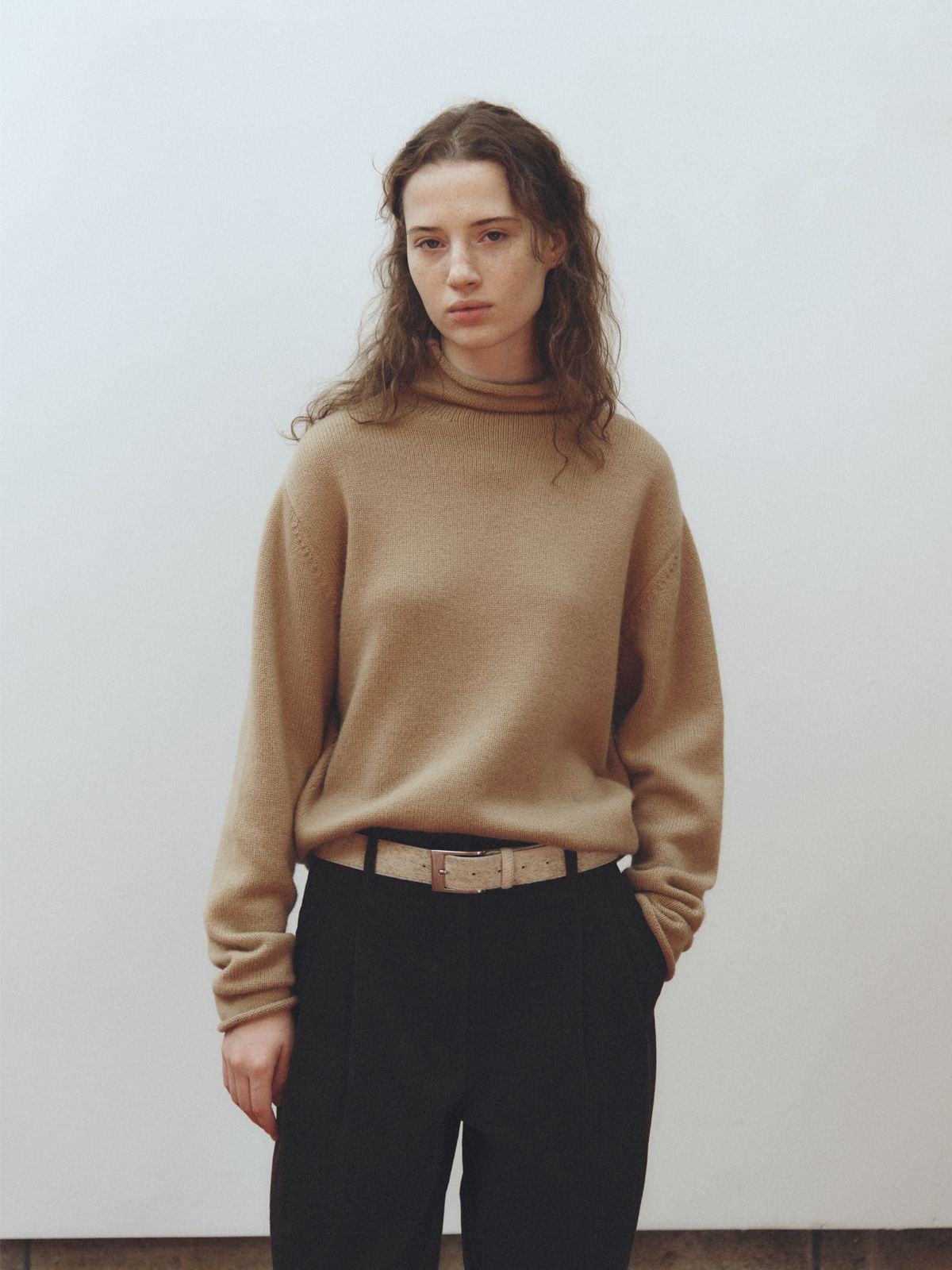 리플레인(REPLAIN) CASHMERE BLEND HIGH NECK TOP_CAMEL
