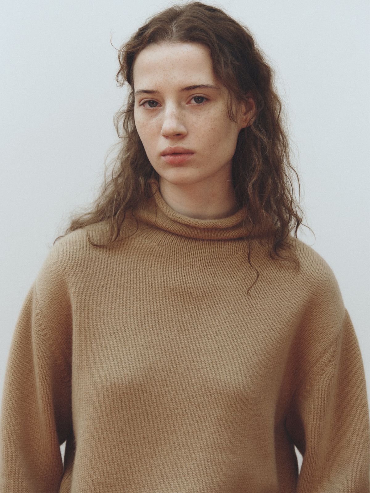 리플레인(REPLAIN) CASHMERE BLEND HIGH NECK TOP_CAMEL