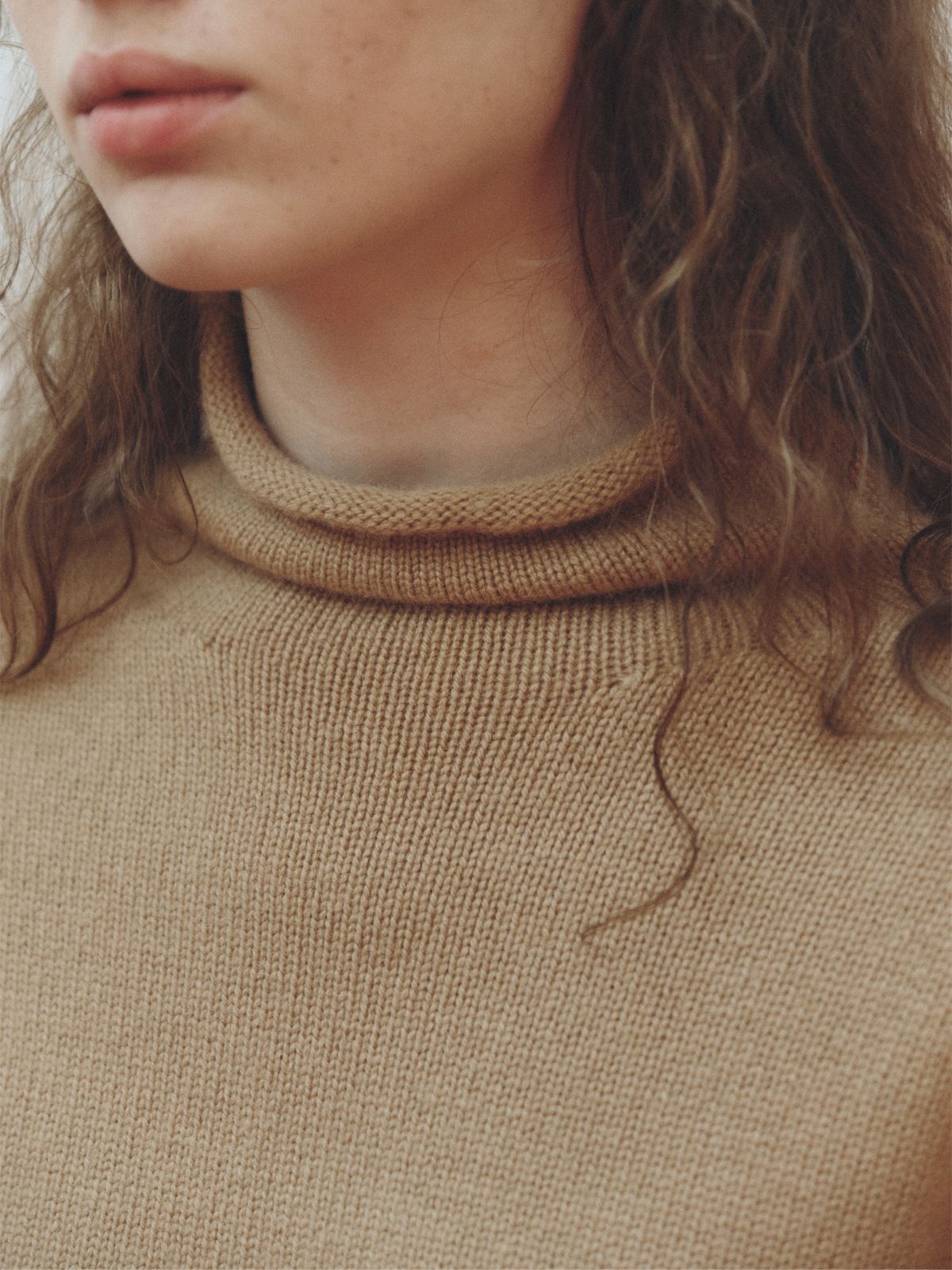 리플레인(REPLAIN) CASHMERE BLEND HIGH NECK TOP_CAMEL