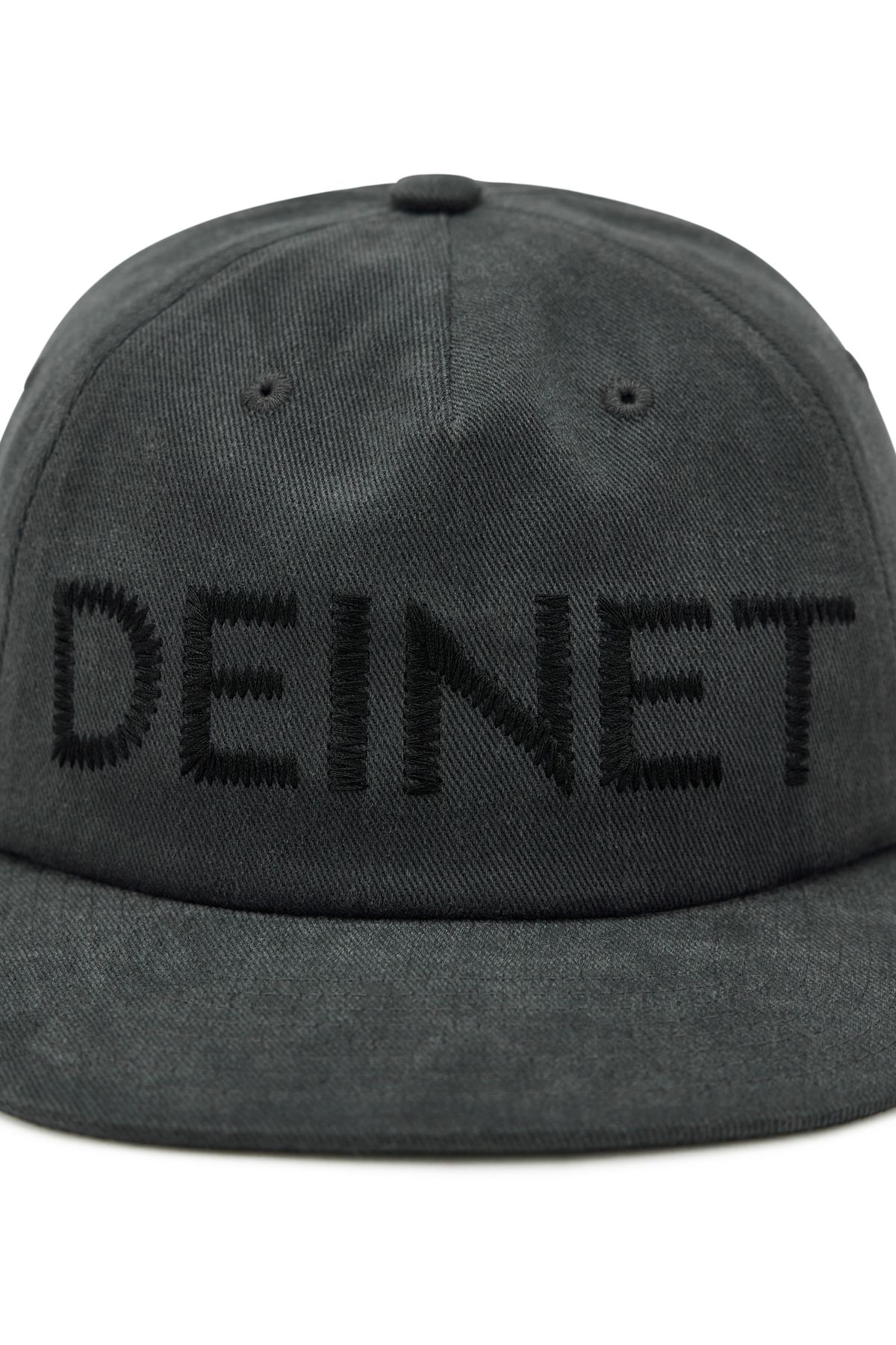 다이닛(DEINET) ZIGZAG LOGO MINI BAR DETAIL CAP IN CHARCOAL