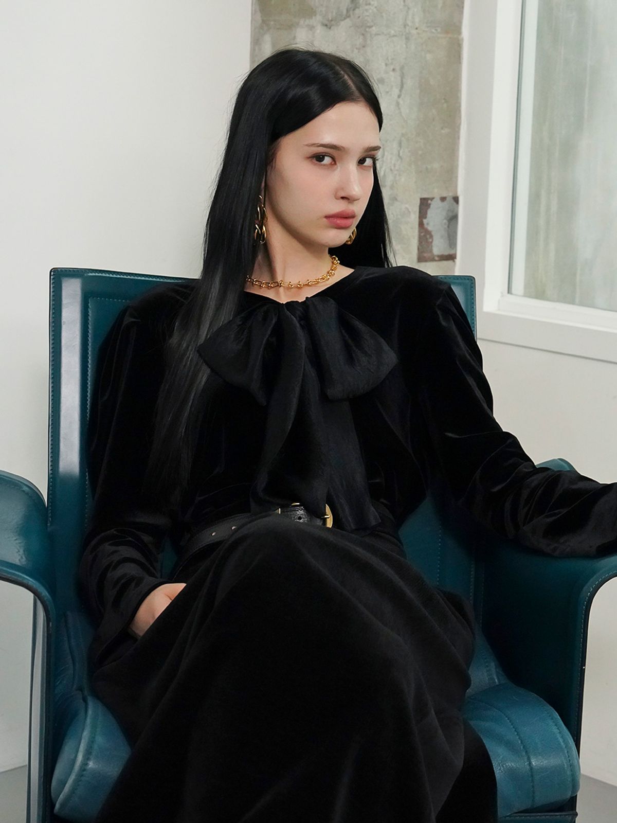 뮤즈바이로즈(MUSE BY ROSE) 엘라라 ELARA 벨벳 리본 탑 (BLACK)