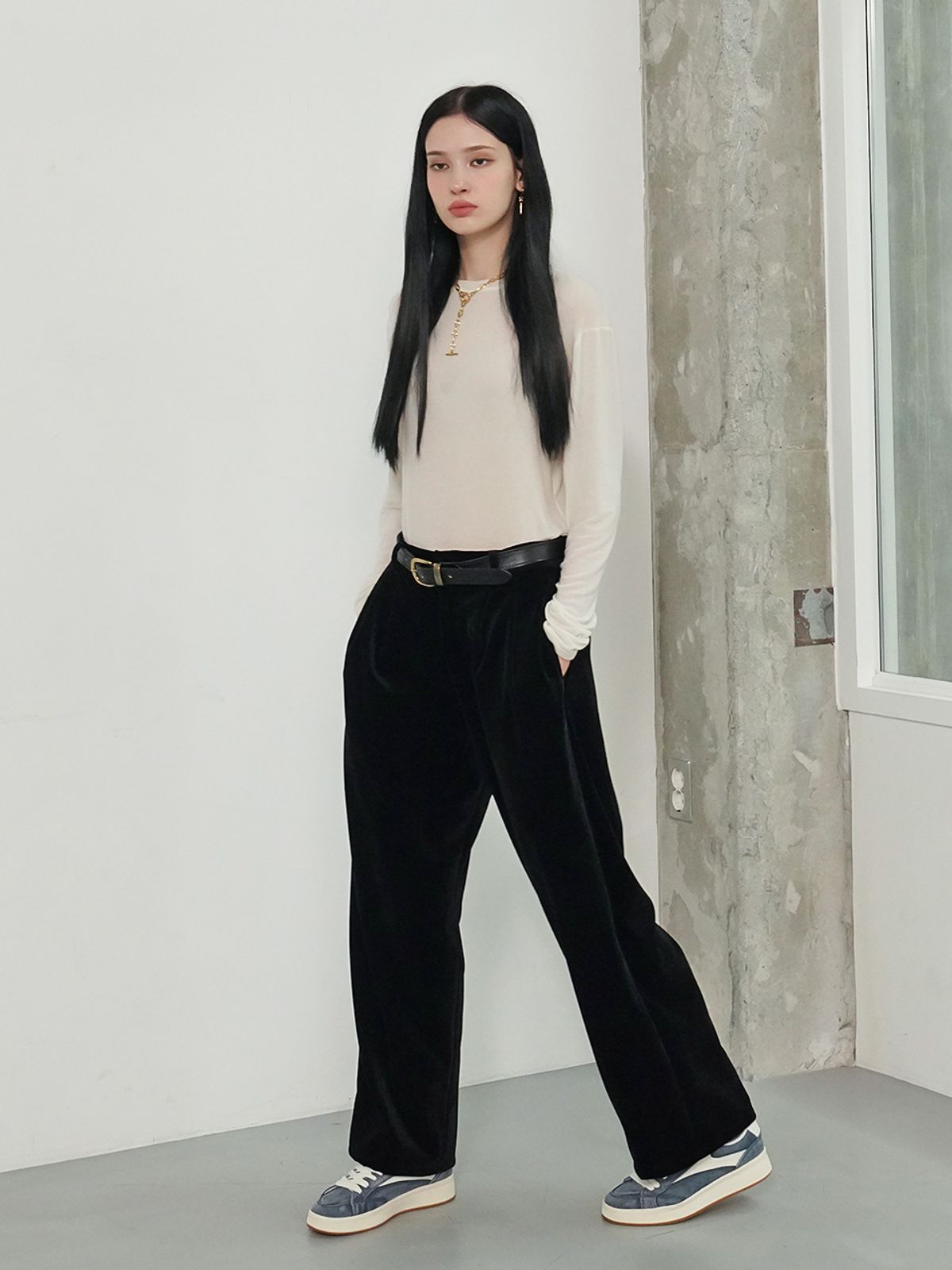 뮤즈바이로즈(MUSE BY ROSE) 마렌 MAREN 매트 벨벳 와이드팬츠 (블랙)