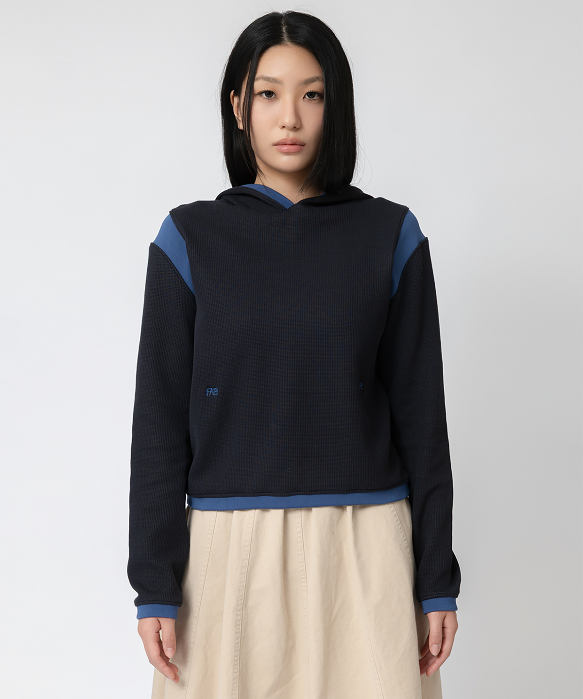 파버(FABEUR) COLORBLOCK CROPPED HOODIE (NAVY/BLUE)