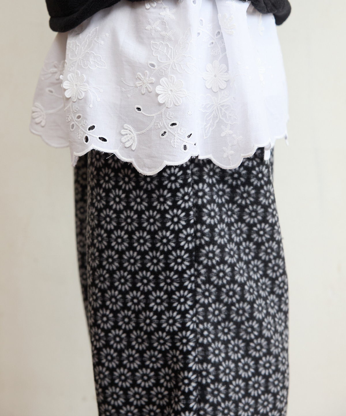 펀프롬펀(FUNFROMFUN) Flower Child Jogger Pants, Black