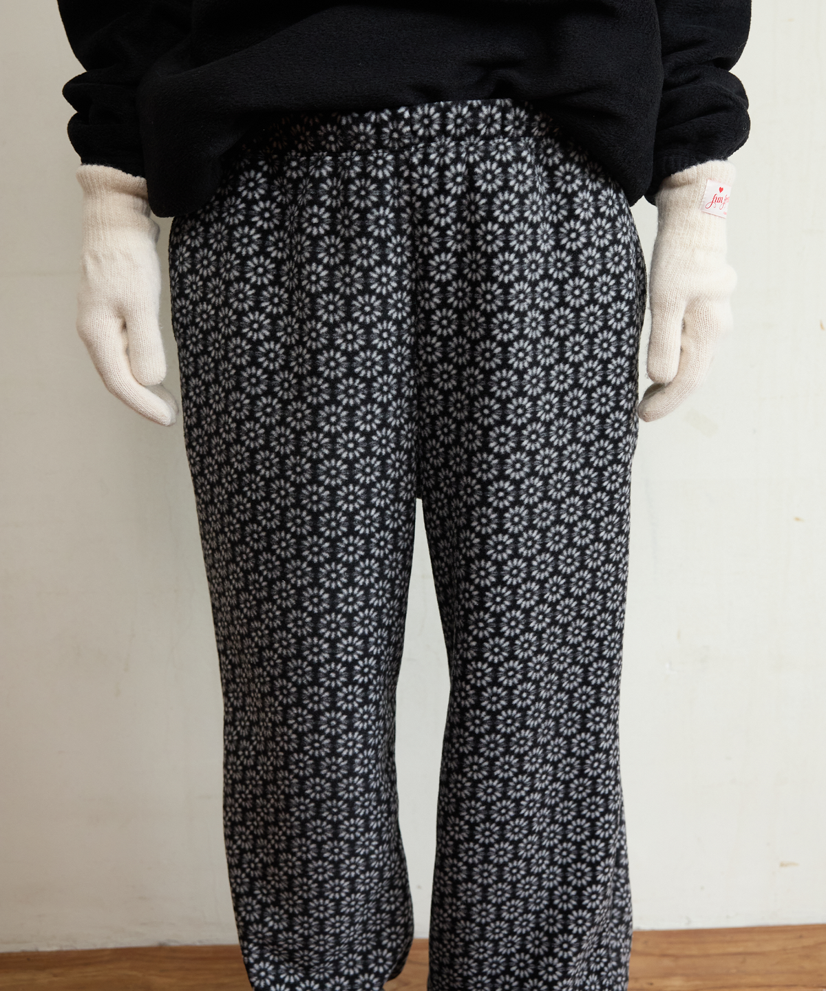 펀프롬펀(FUNFROMFUN) Flower Child Jogger Pants, Black