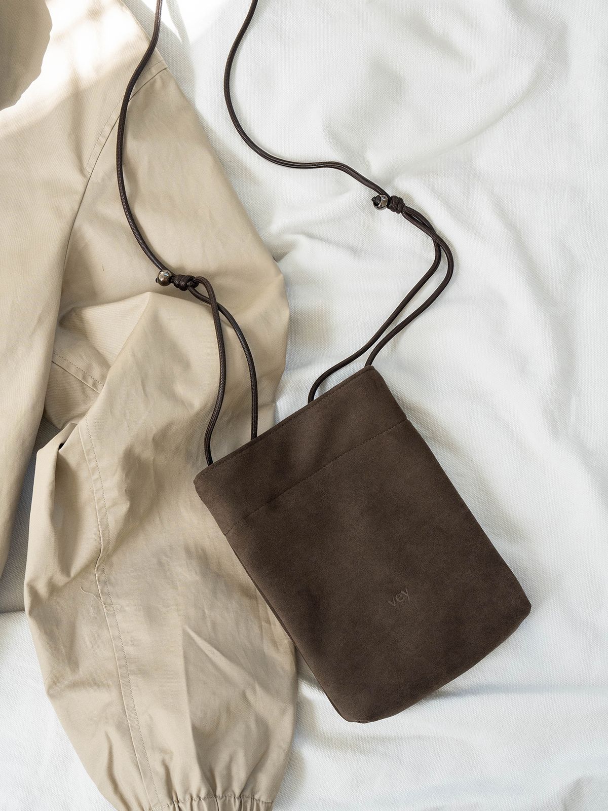 베이(VEY) Suede Pocket Bag (KhakiBrown)