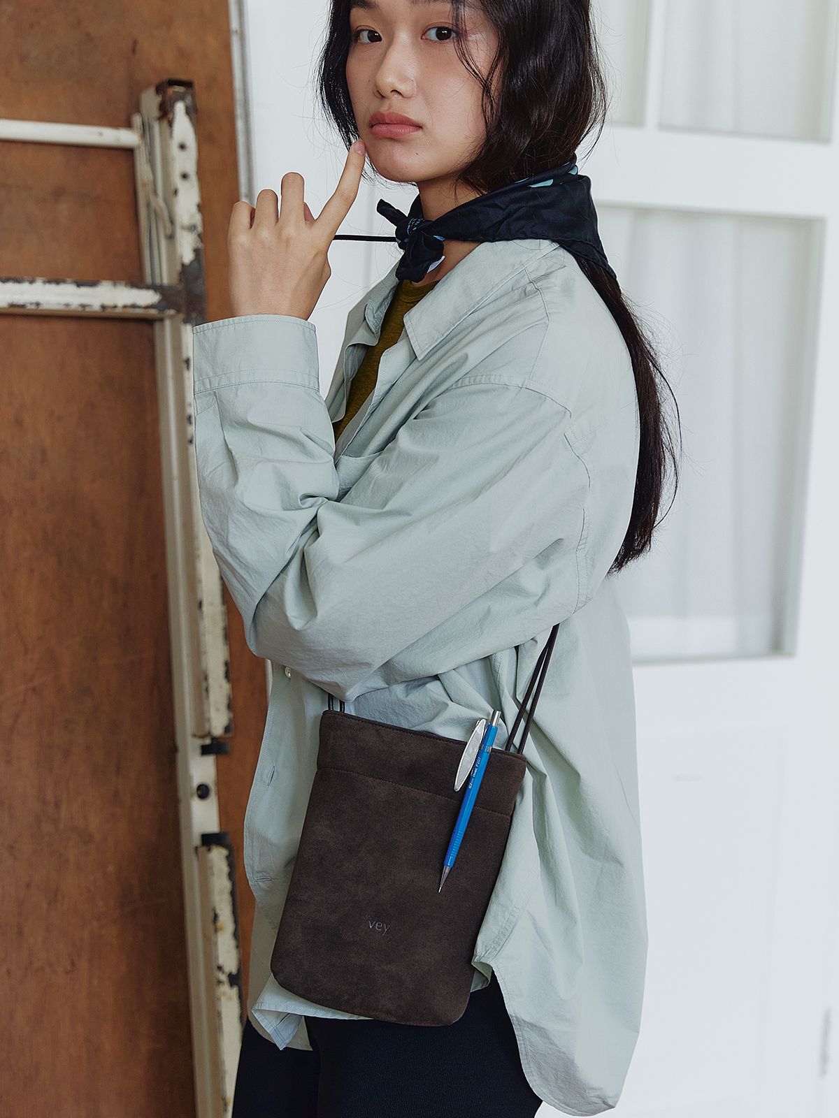 베이(VEY) Suede Pocket Bag (KhakiBrown)