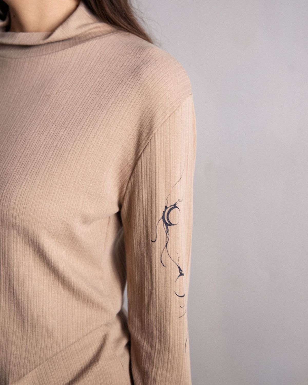 매고렌 서울(MAGORENSEOUL) Tattooed Eclipse 루즈핏 터틀넥 롱슬리브 모카 베이지