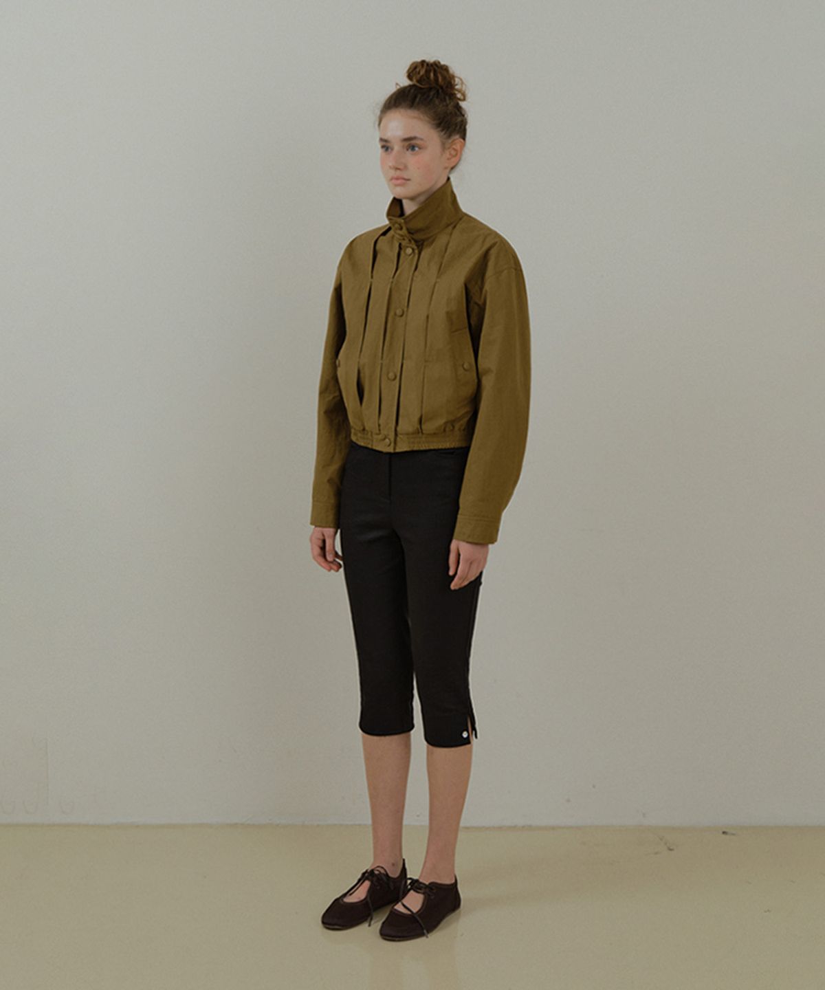 뮈르뮈르(MURMURE) 카인 핀턱 하이넥 크롭 블루종_Kain Blouson Jacket