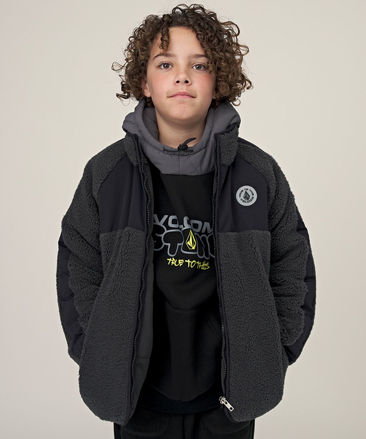 볼컴 키즈(VOLCOM KIDS) 컬러 배색 덤플퍼 점퍼 D5W010