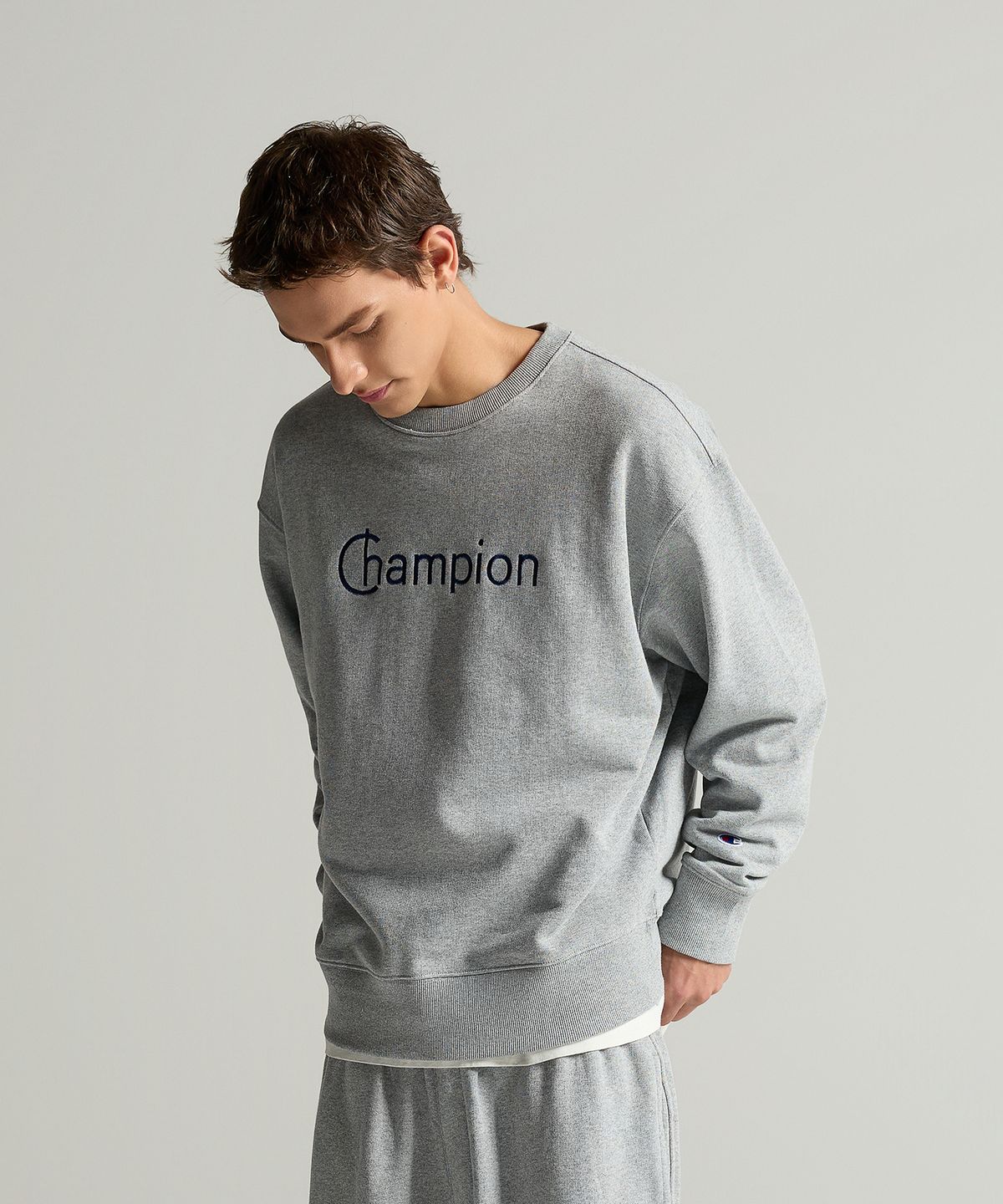 챔피온(CHAMPION) 그래픽 로고 루즈핏 스웨트셔츠 Grey