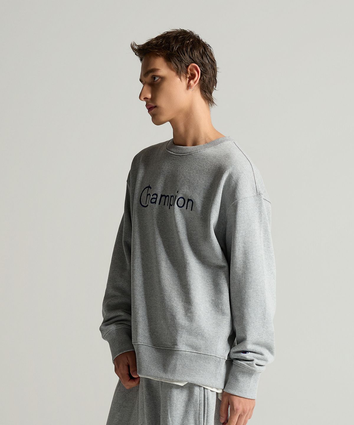 챔피온(CHAMPION) 그래픽 로고 루즈핏 스웨트셔츠 Grey