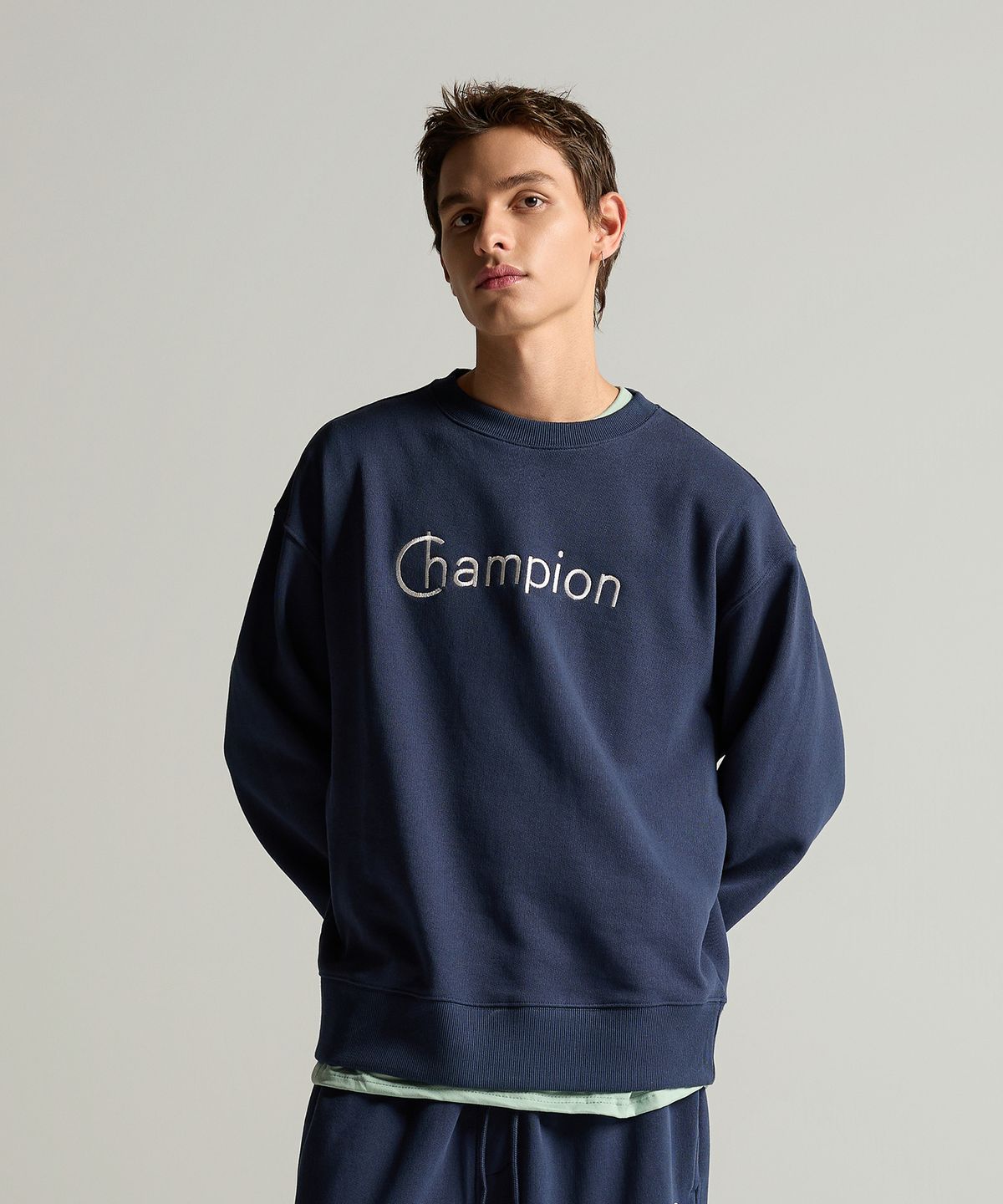 챔피온(CHAMPION) 그래픽 로고 루즈핏 스웨트셔츠 Navy