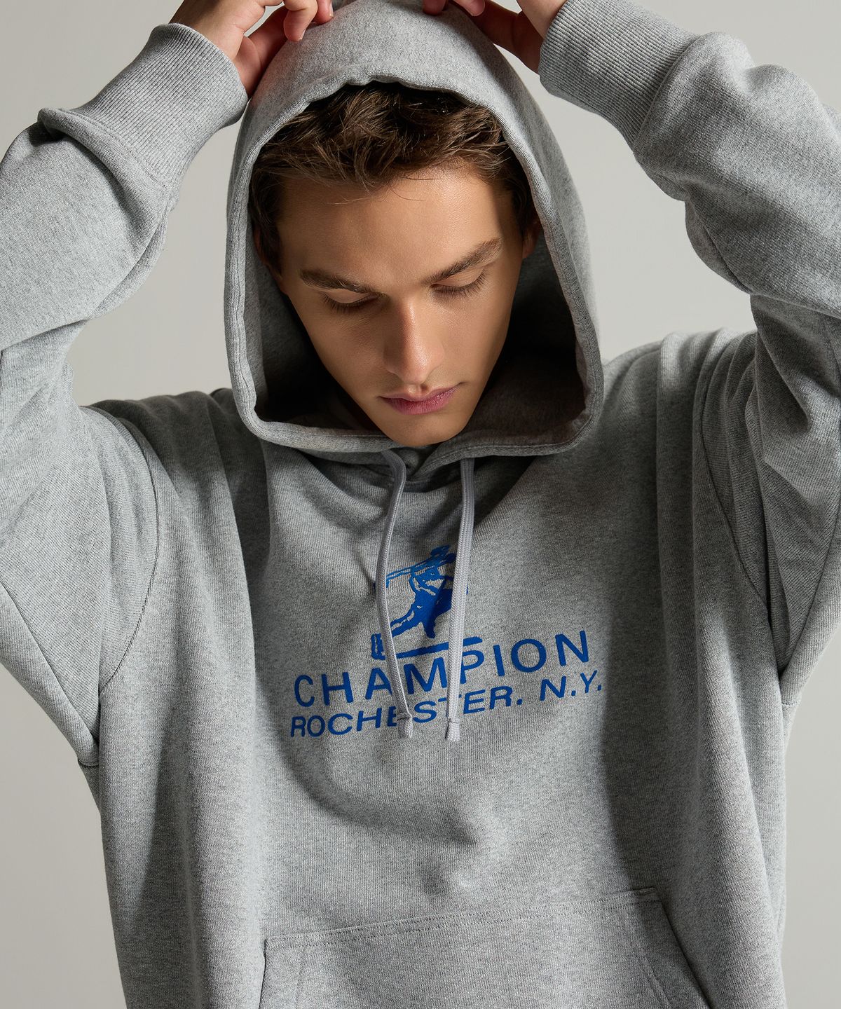 챔피온(CHAMPION) 그래픽 로고 루즈핏 후드 티셔츠 Grey