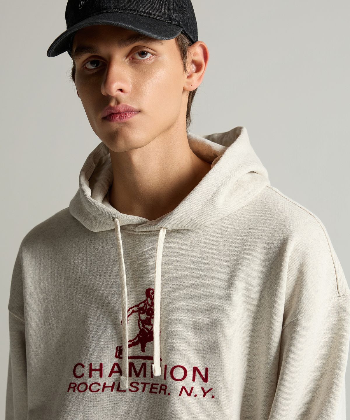 챔피온(CHAMPION) 그래픽 로고 루즈핏 후드 티셔츠 Oatmeal