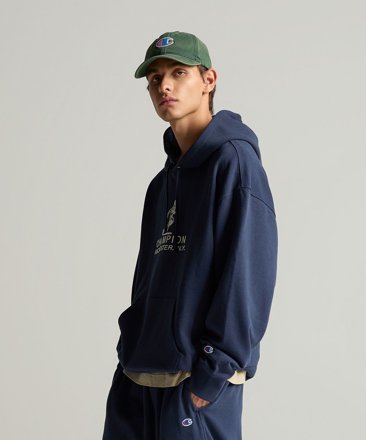 챔피온(CHAMPION) 그래픽 로고 루즈핏 후드 티셔츠 Navy