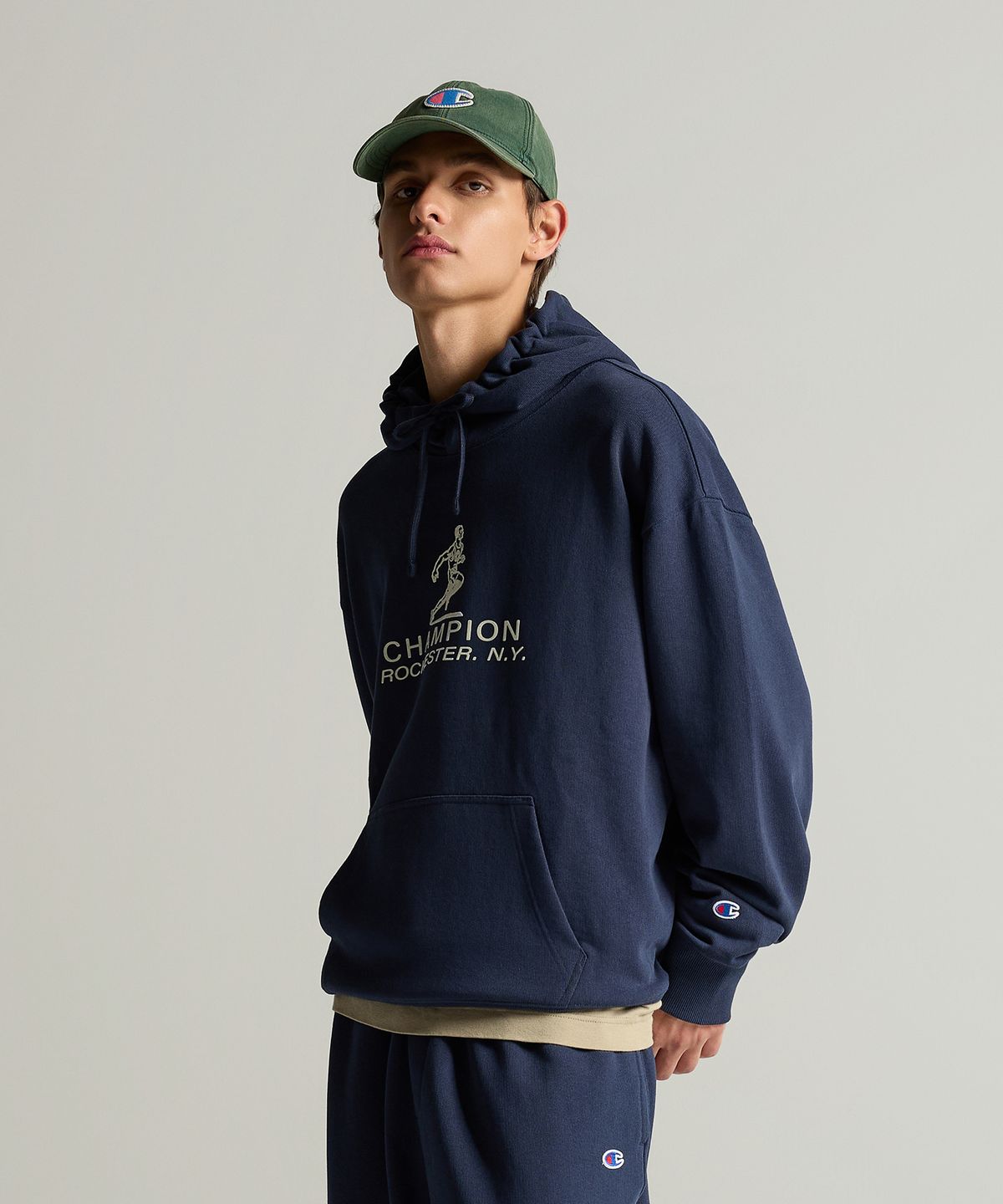 챔피온(CHAMPION) 그래픽 로고 루즈핏 후드 티셔츠 Navy
