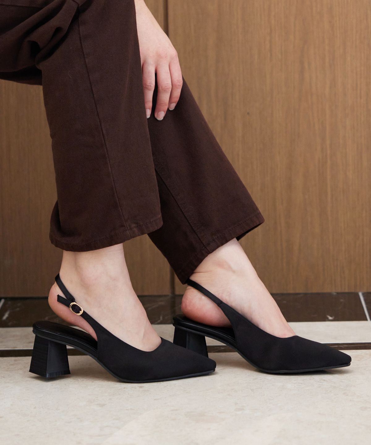 세스띠(CESTI) 실키 블록 슬링백 (BLACK)