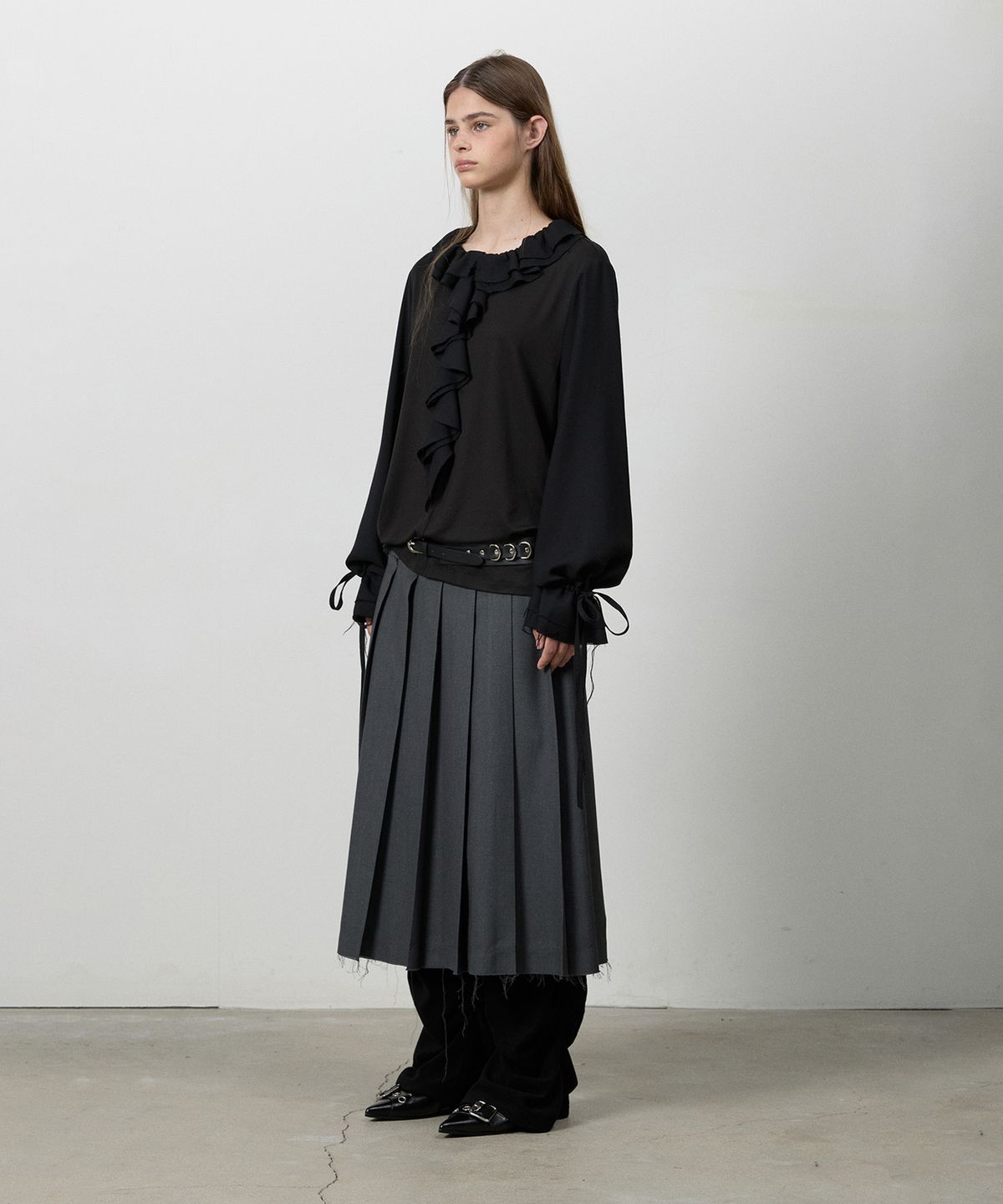쓰리투에이티(THREE TO EIGHTY) CUT HEM BELT PLEATS SKIRT CHARCOAL