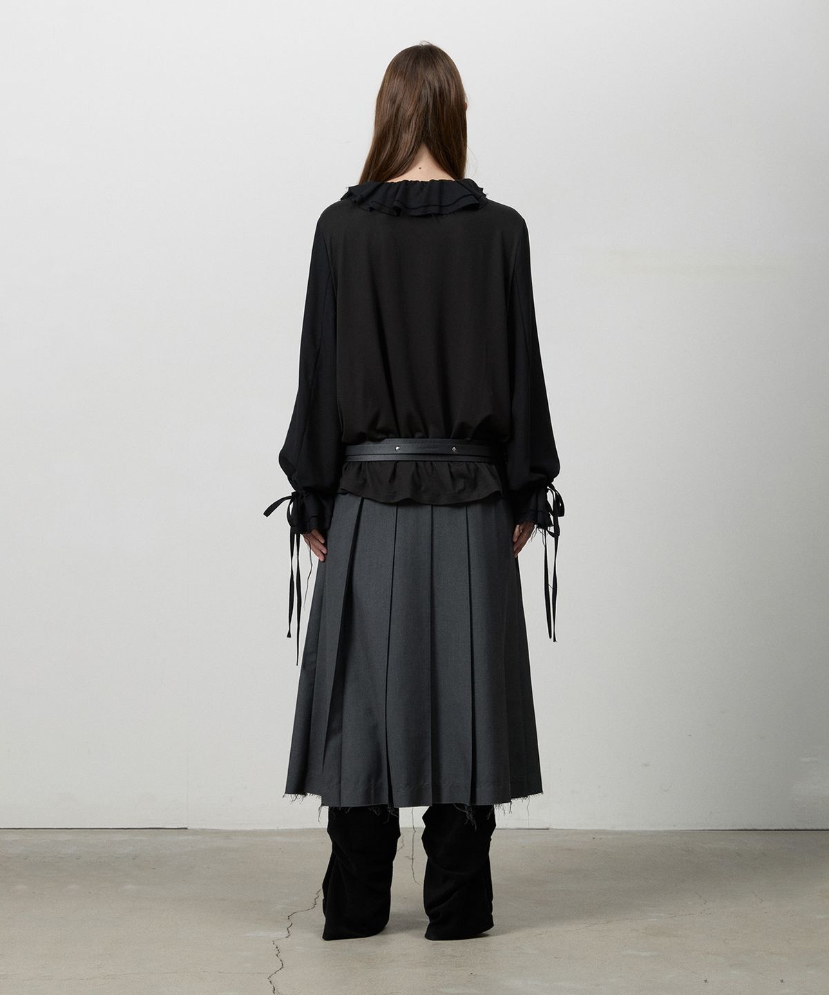 쓰리투에이티(THREE TO EIGHTY) CUT HEM BELT PLEATS SKIRT CHARCOAL