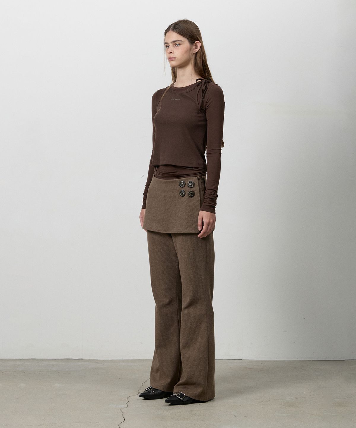 쓰리투에이티(THREE TO EIGHTY) SIDE BUTTON LAYER PANTS BROWN