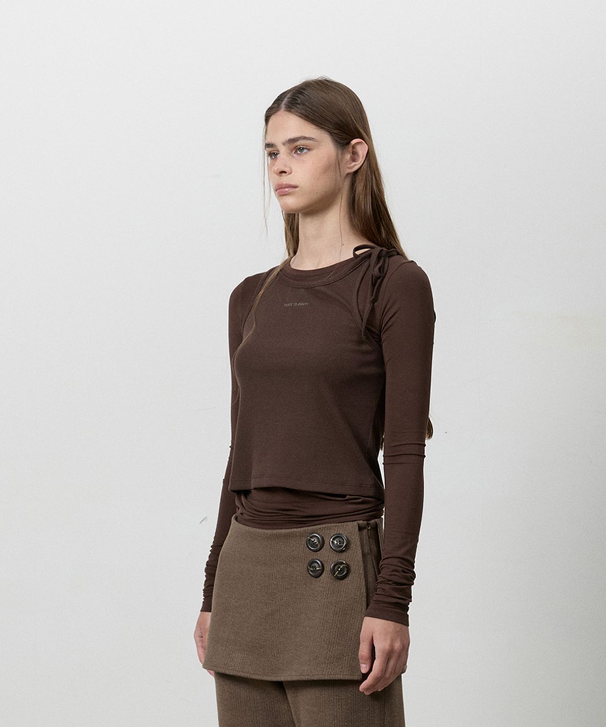 쓰리투에이티(THREE TO EIGHTY) KNOTTED STRAP LAYERED TEE BROWN