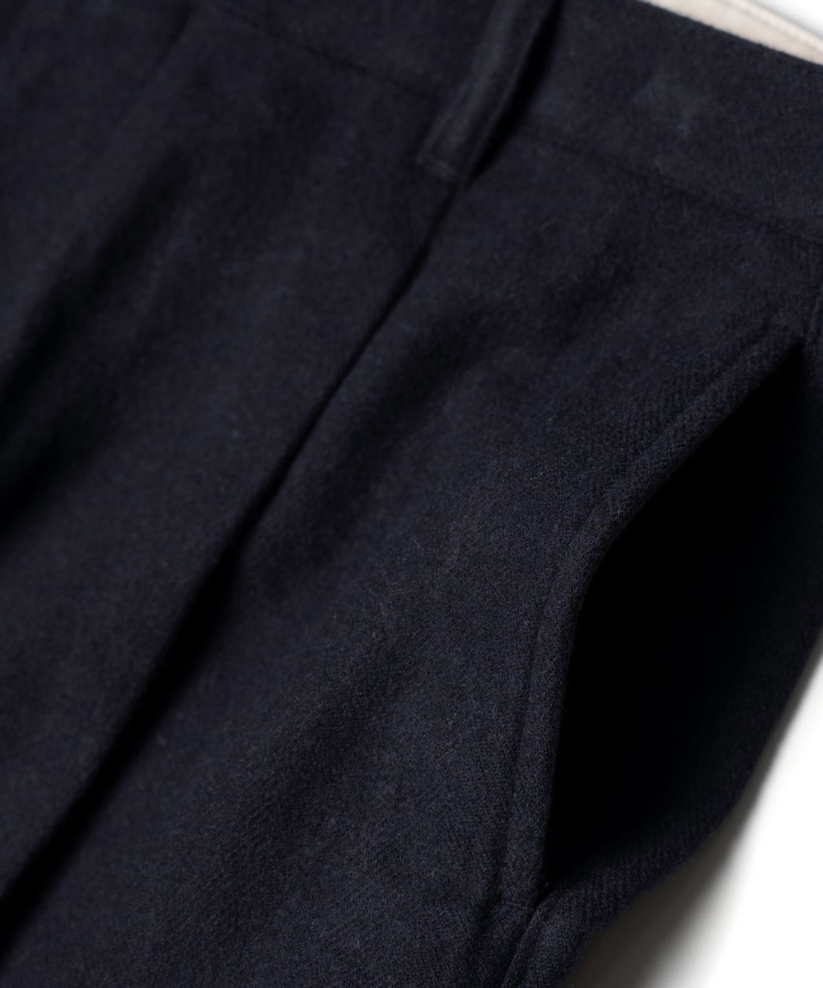 에든버러클럽(EDINBURGH CLUB) ONE-TUCK WIDE FIT WOOL BLENDED PANTS (NAVY)