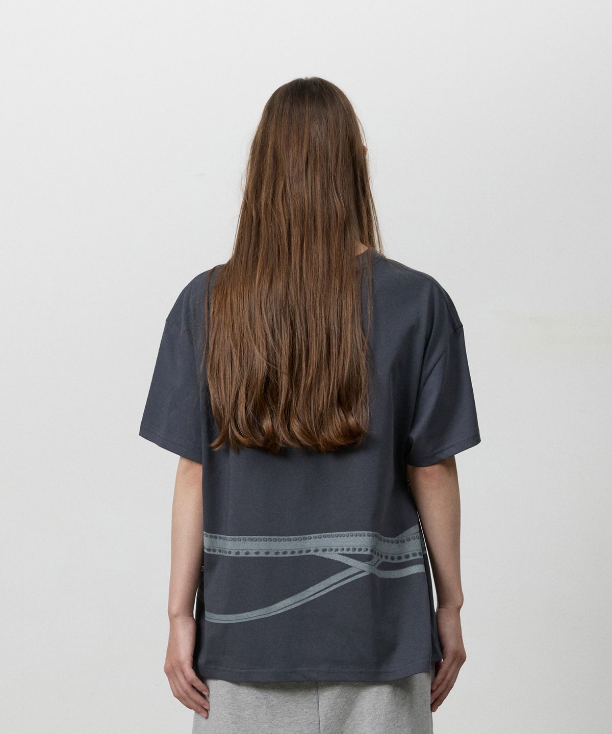쓰리투에이티(THREE TO EIGHTY) SNAP BELT GRAPHIC TEE CHARCOAL